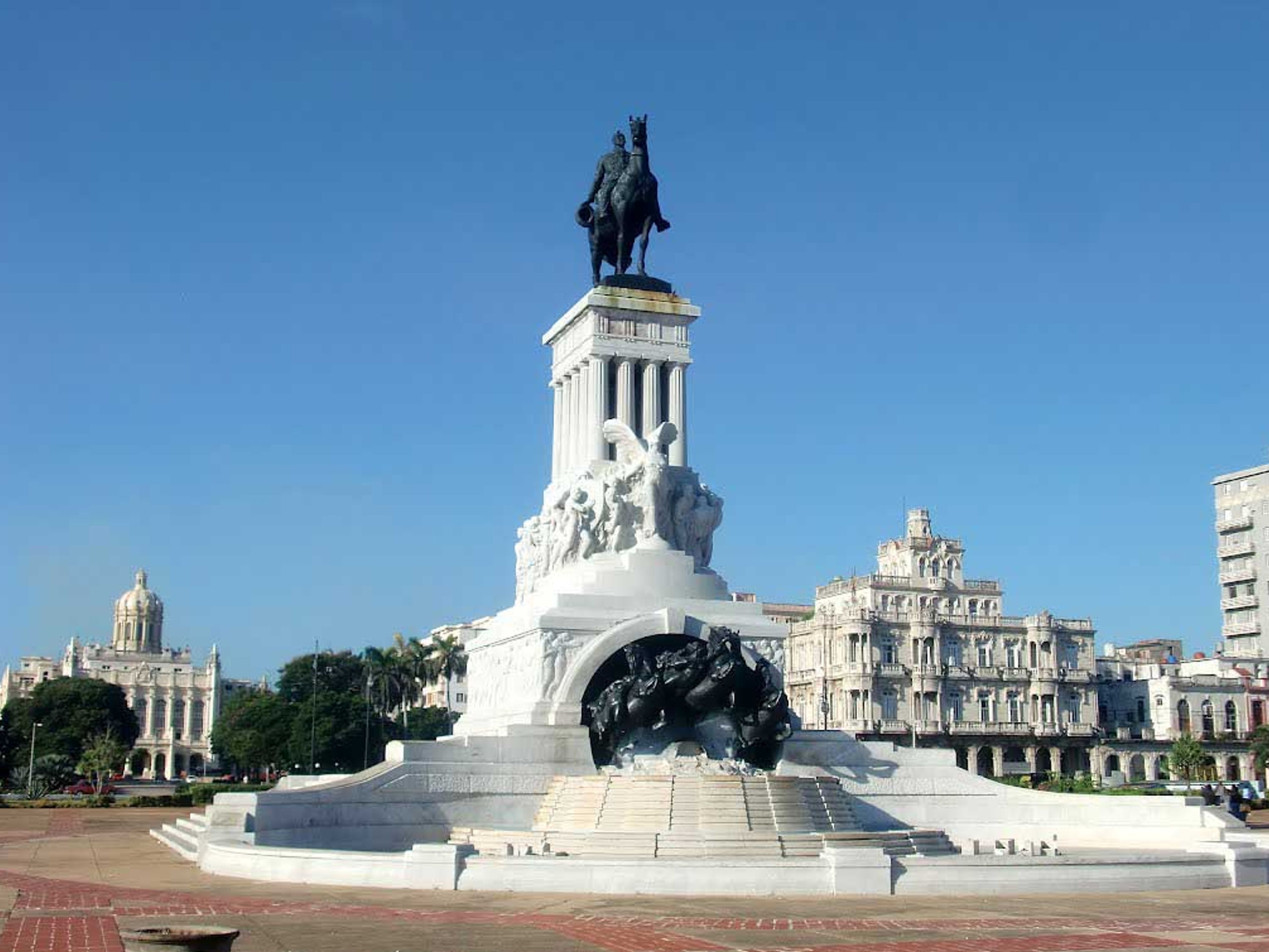 "Inner Havana, El Prado, his environment and the José Martí´s presence" Tour