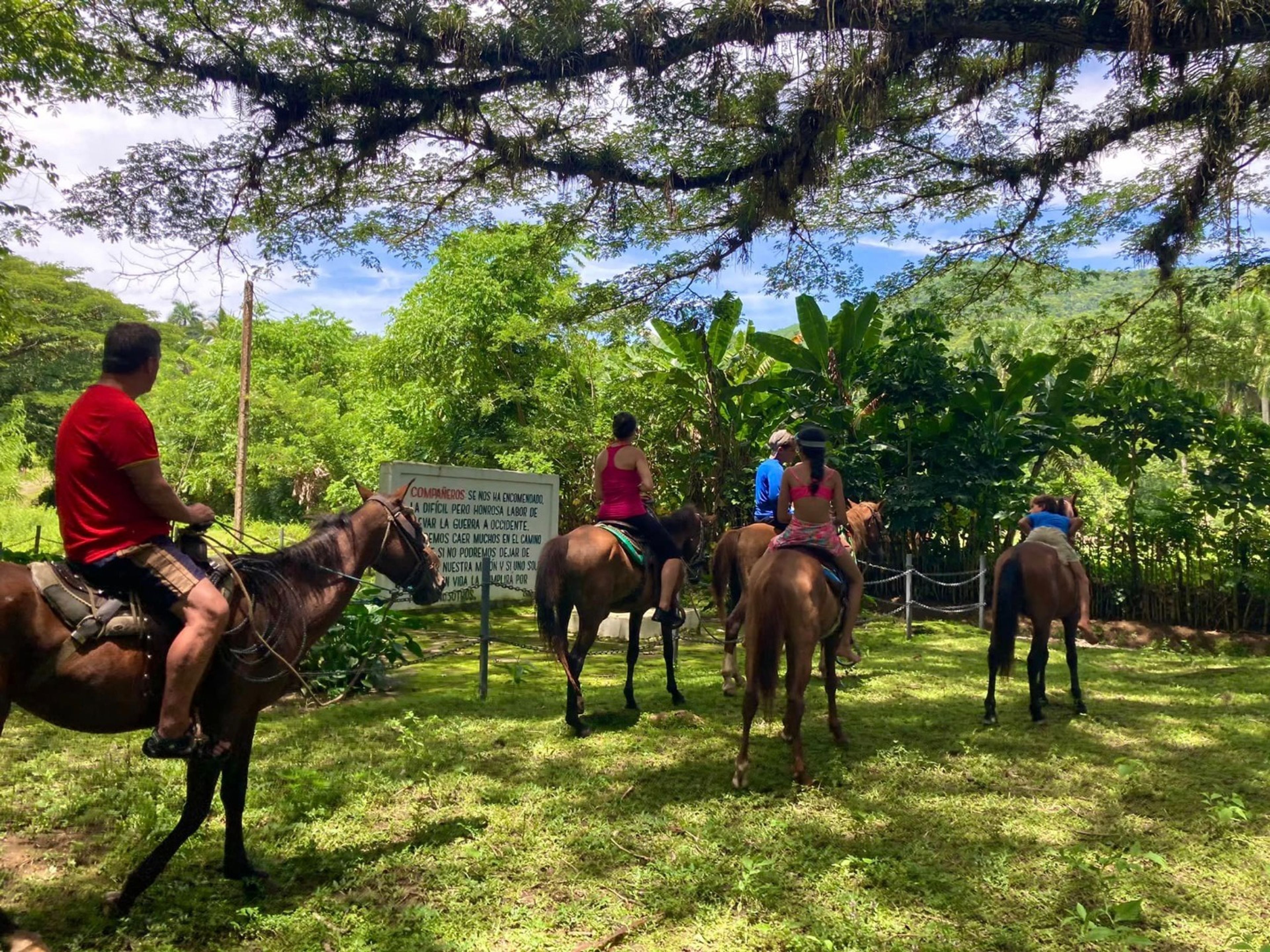 "DAS LEBEN DER LANDWIRTE IN DER SIERRA MAESTRA (VON BAYAMO)" Trekking-Tour (1 Tag). “FARMER'S LIFE IN THE SIERRA MAESTRA” Trekking Tour (1 day)