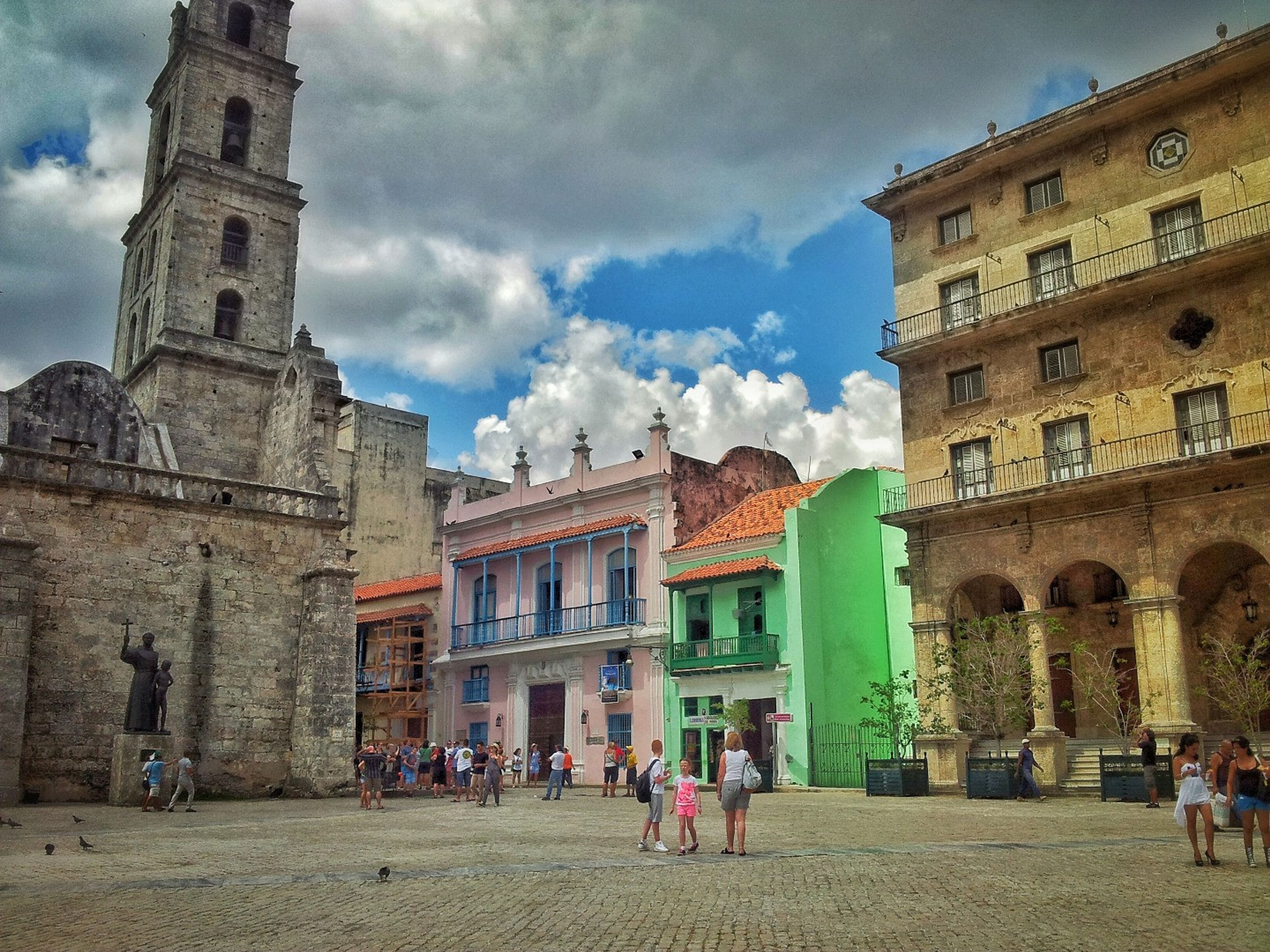 Excursión privada "HABANA VIEJA + HABANA MODERNA EN AUTOS CLÁSICOS AMERICANOS (TECHO DURO)". San Francisco de Asís square panoramic view, Old Havana, Havana, Cuba.