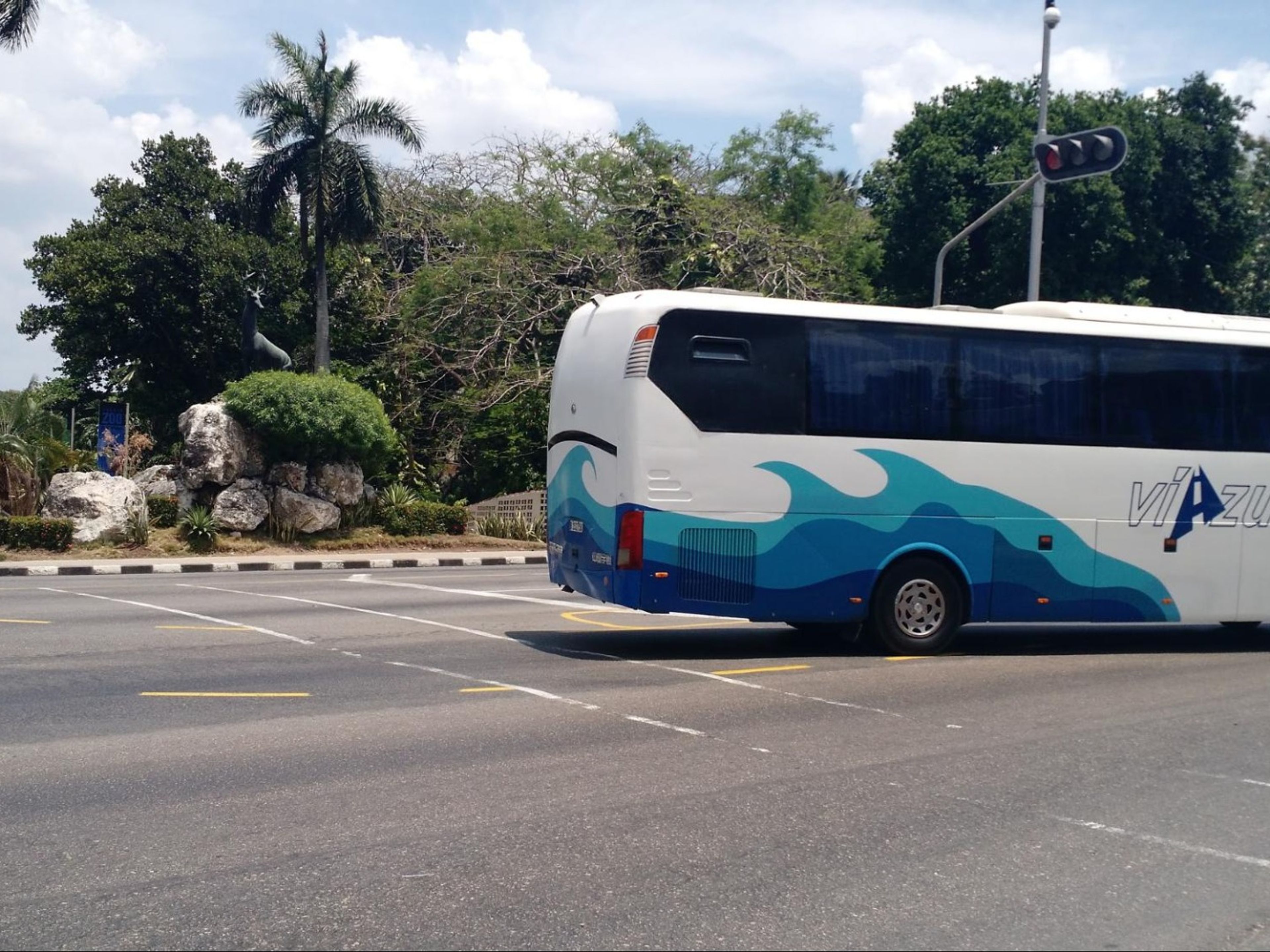 “VIAZUL CUBA: ”SANTIAGO DE CUBA / BAYAMO / AÉROPORT DE HOLGUÍN / HOLGUÍN / LAS TUNAS / CAMAGÜEY / CIEGO DE ÁVILA / SANCTI SPÍRITUS / SANTA CLARA / VARADERO / AÉROPORT DE VARADERO / MATANZAS / LA HAVANE” Services de transfert collectif. “VIAZUL CUBA: SANTIAGO DE CUBA / BAYAMO / HOLGUÍN AIRPORT / HOLGUÍN / LAS TUNAS / CAMAGÜEY / CIEGO DE ÁVILA / SANCTI SPÍRITUS / SANTA CLARA / VARADERO / VARADERO AIRPORT / MATANZAS / HAVANA“ Collective Transfer Services