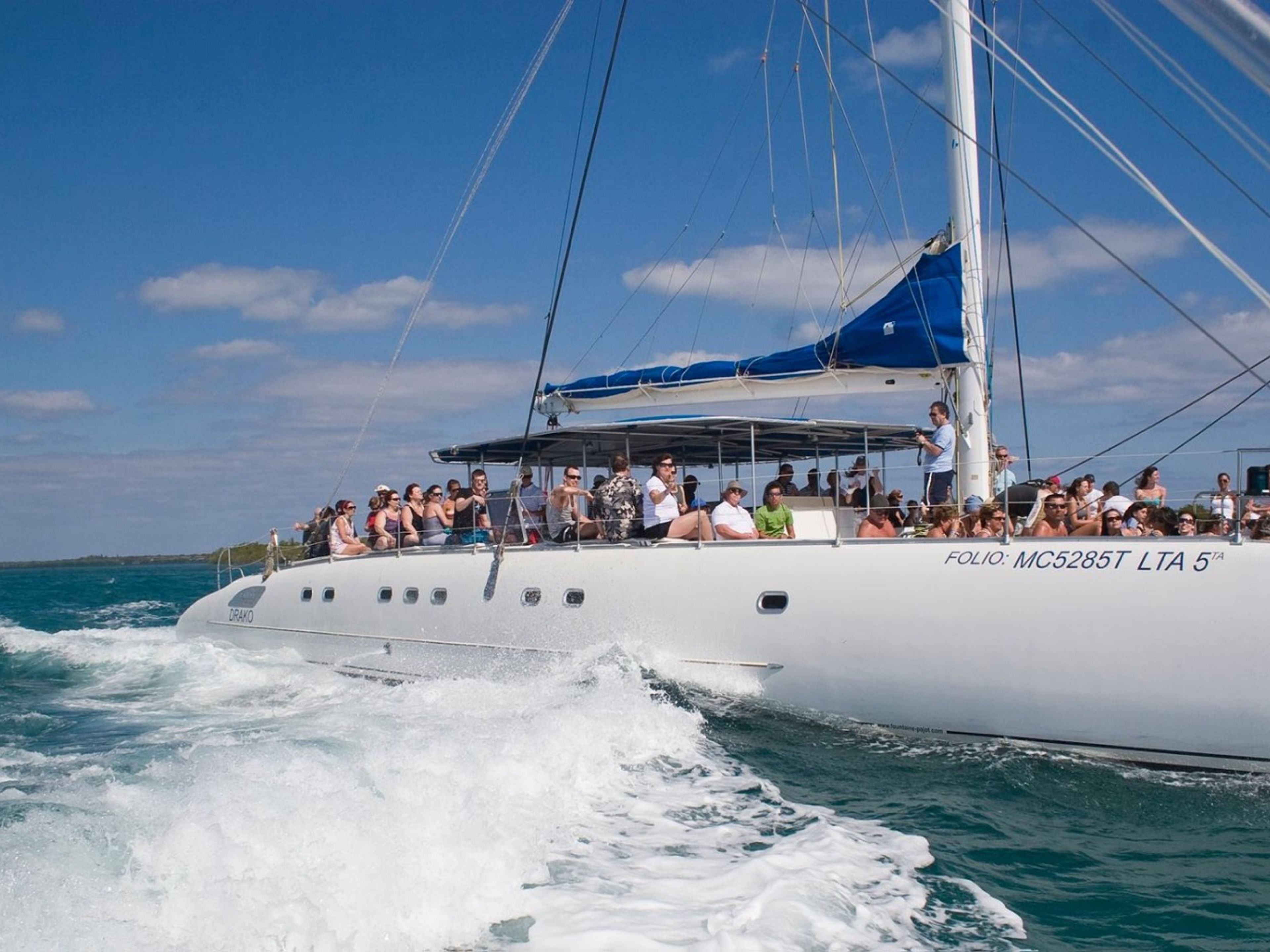 Tour "CATAMARANO ESCLUSIVO (MEZZA GIORNATA)". "EXCLUSIVE CATAMARAN (HALF DAY)" Tour, Cayo Santa María, Villa Clara, Cuba.