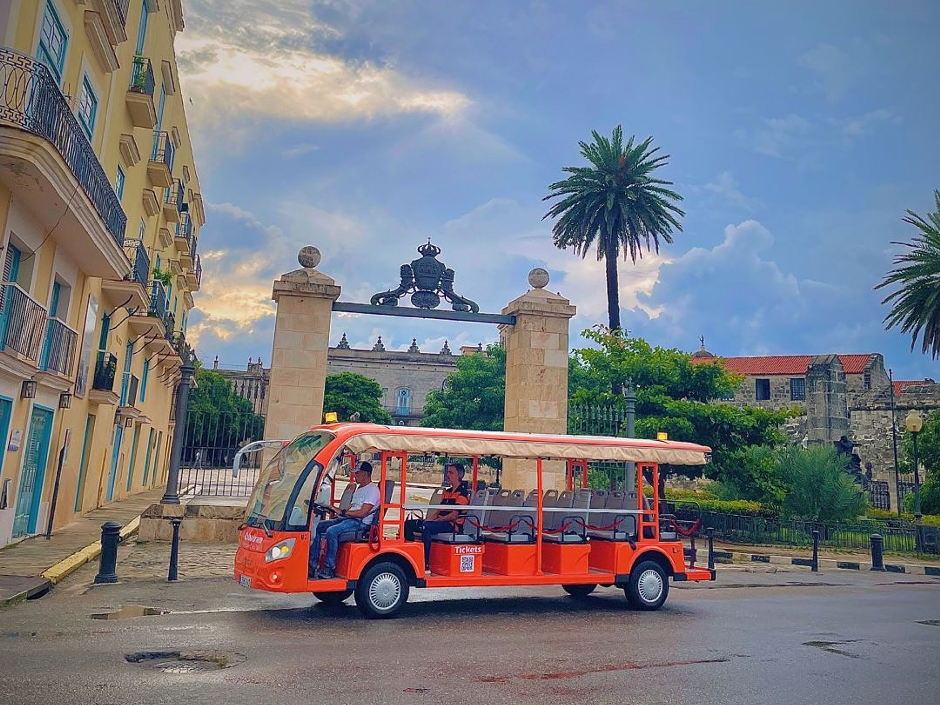 Tour "VISITE PANORAMIQUE DE LA VILLE DE HAVANE EN TRAMWAY" (Zone 1 - ramassage au centre ville). "PANORAMIC HAVANA TRAM CITY TOUR" Tour, Havana, Cuba.