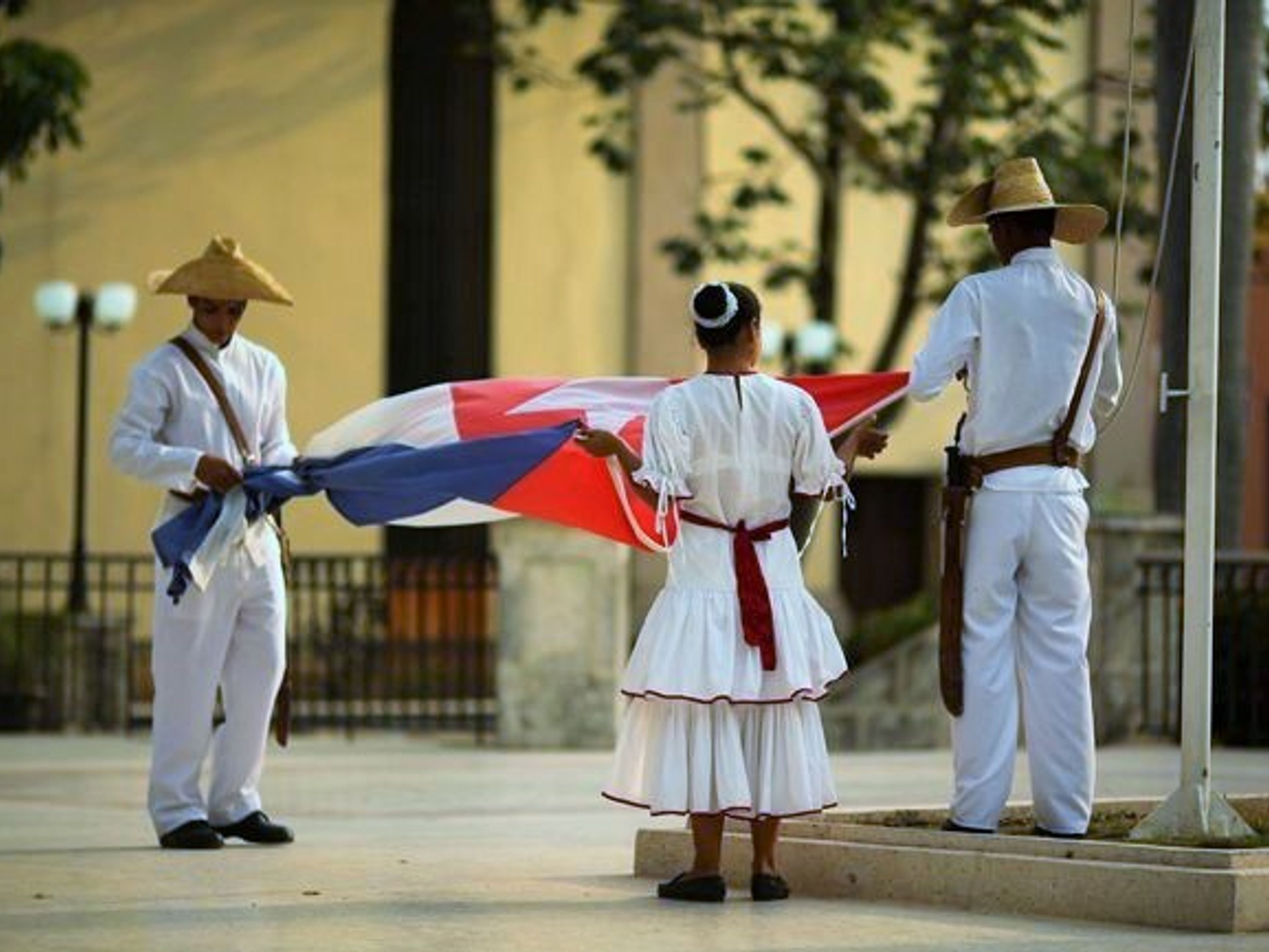 Экскурсия "Создатель снов". Lowering the flag ceremony, Parque Agramonte, Camaguey City