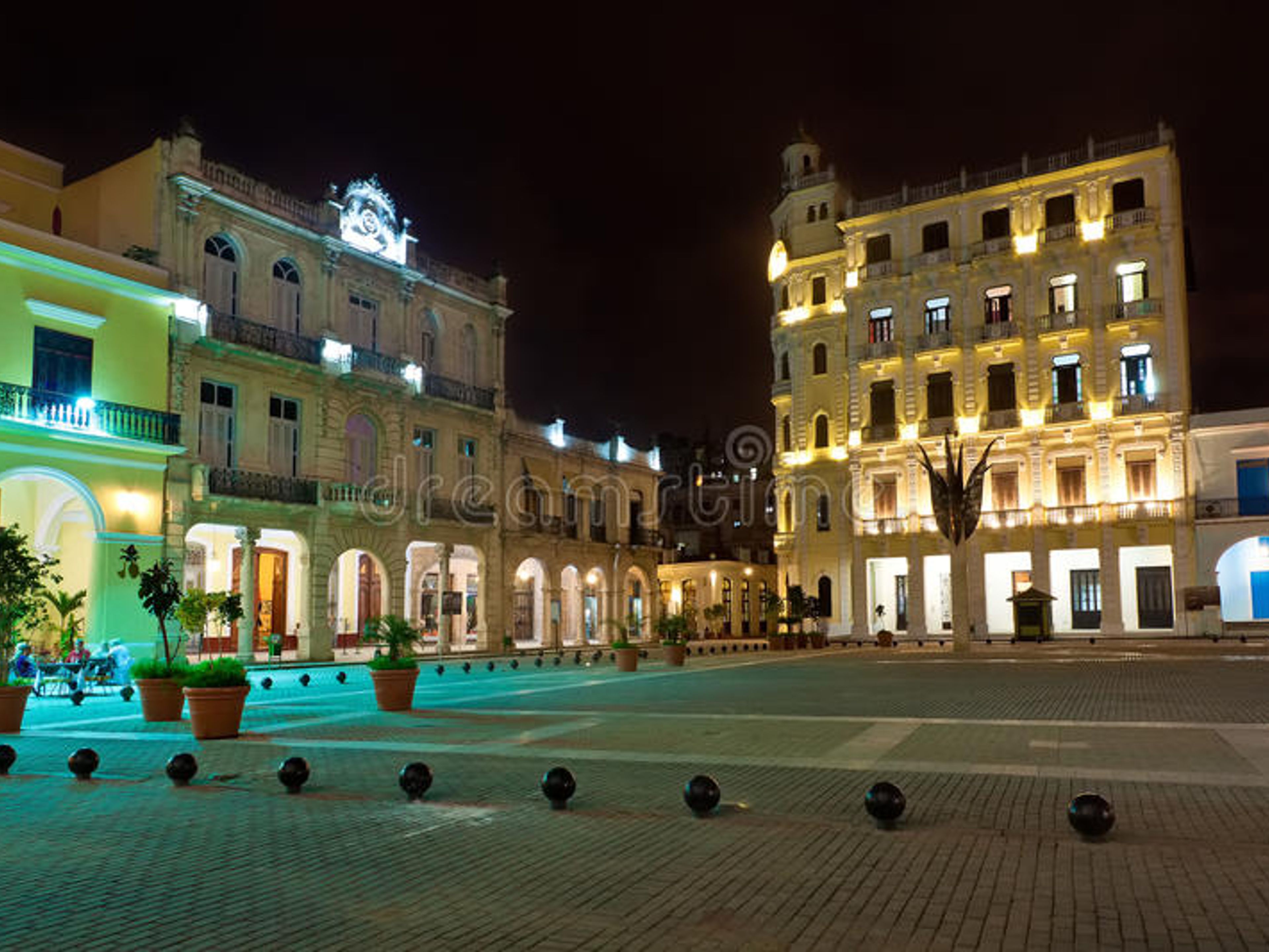 Джип Tур "ГАВАНА НОЧЬЮ + ШОУ В КАБАРЕ ПАРИЗЬЕН". Old square, Habana night