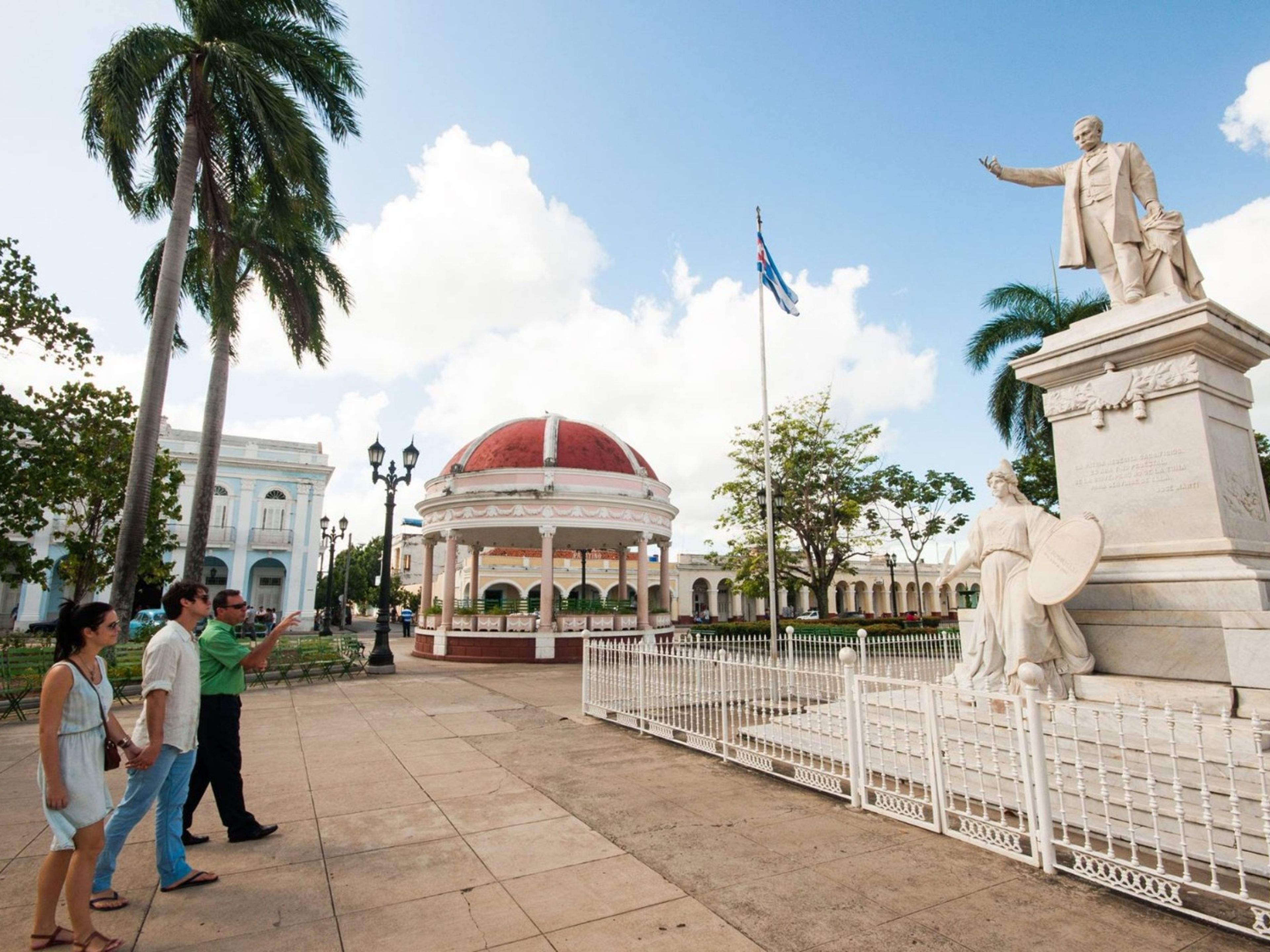 Тур "Тринидад в классических автомобилях". The José Martí Central Park, Cienfuegos city panoramic view. “Discovering Cienfuegos and Trinidad in Classic Cars” Tour