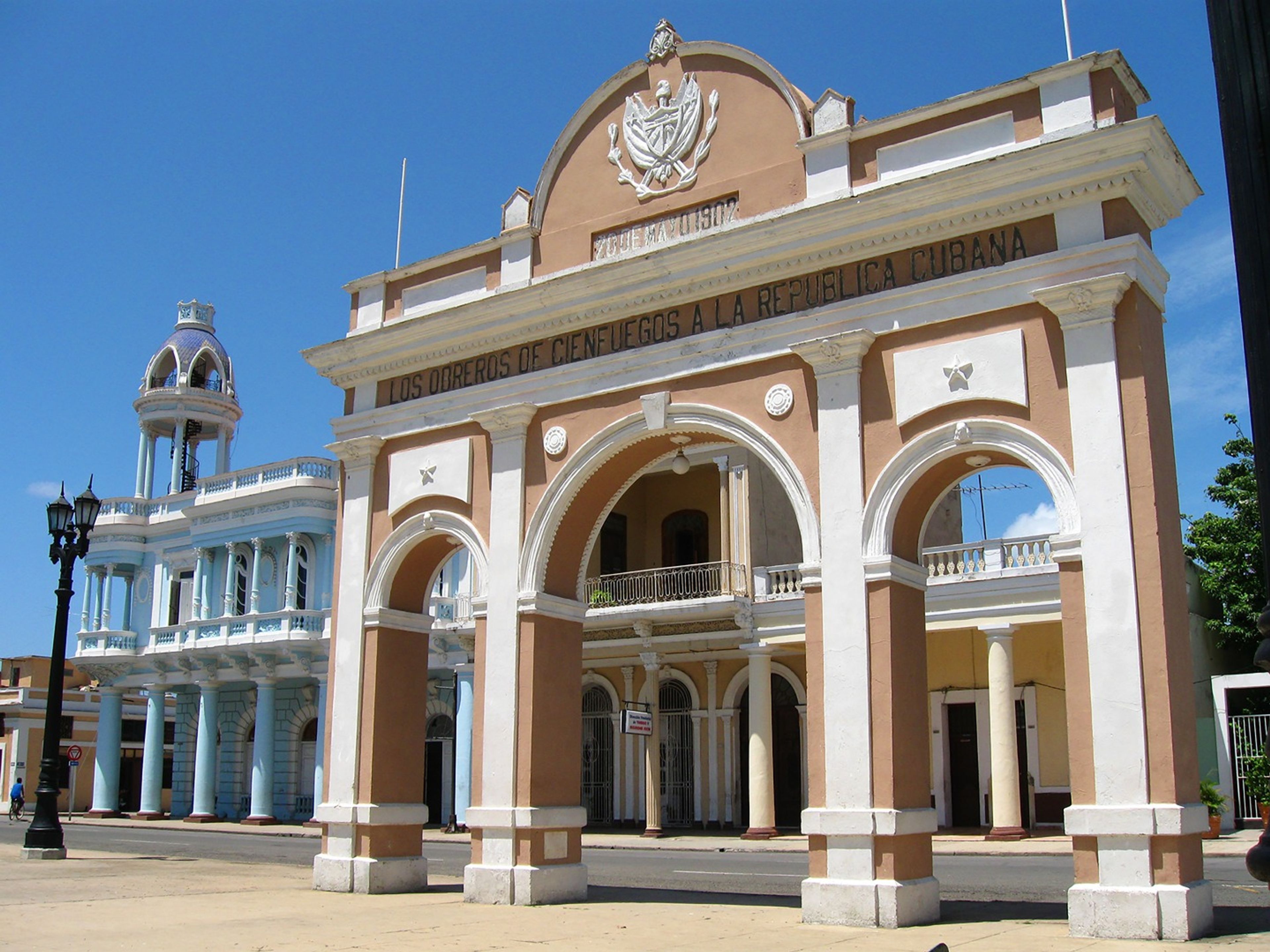 Тур "Тринидад в классических автомобилях". The José Martí Central Park, Cienfuegos city panoramic view. “Discovering Cienfuegos and Trinidad in Classic Cars” Tour
