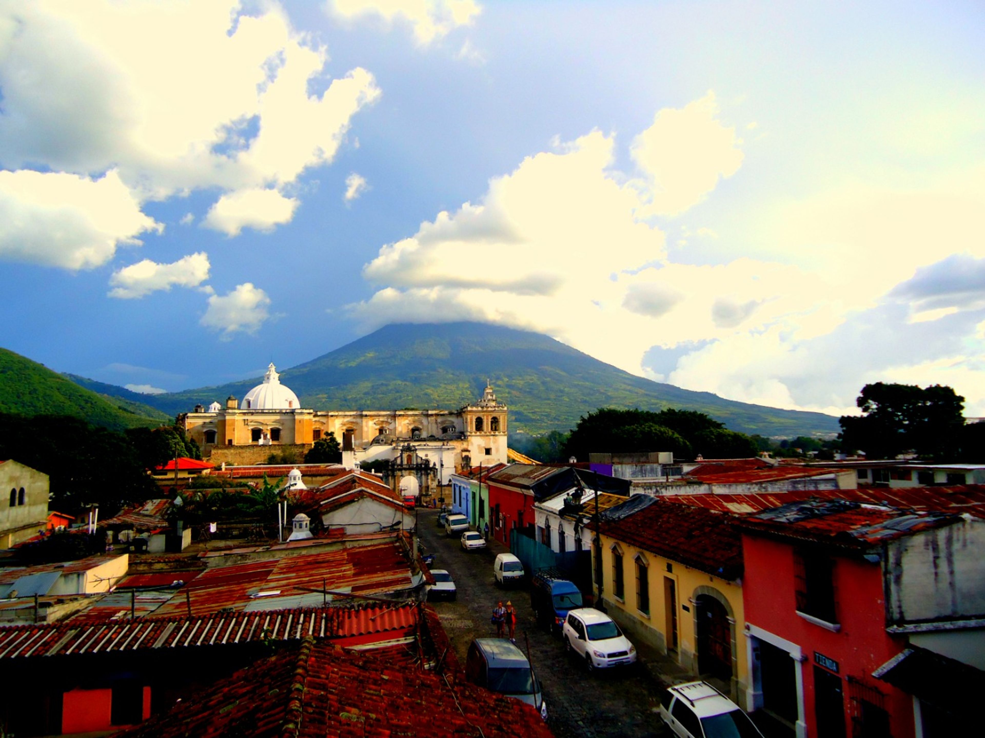 "Visita a pie de Antigua". Antigua Guatemala City, volcano view