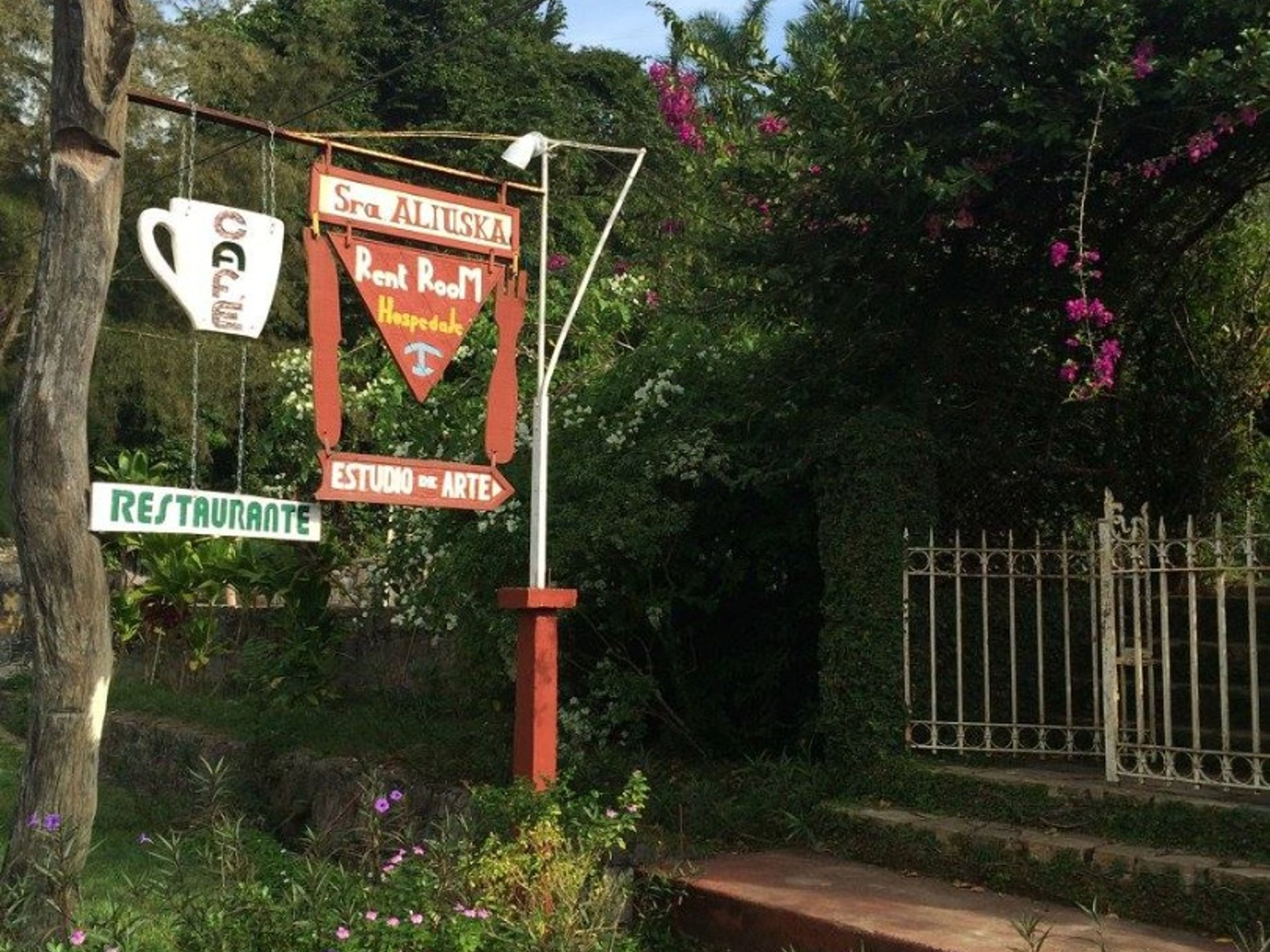 "VISIT TO THE JESÚS GASTELL WORKSHOP HOUSE" Tour. THE JESÚS GASTELL WORKSHOP HOUSE, Soroa Natural Park, Artemisa, Cuba.