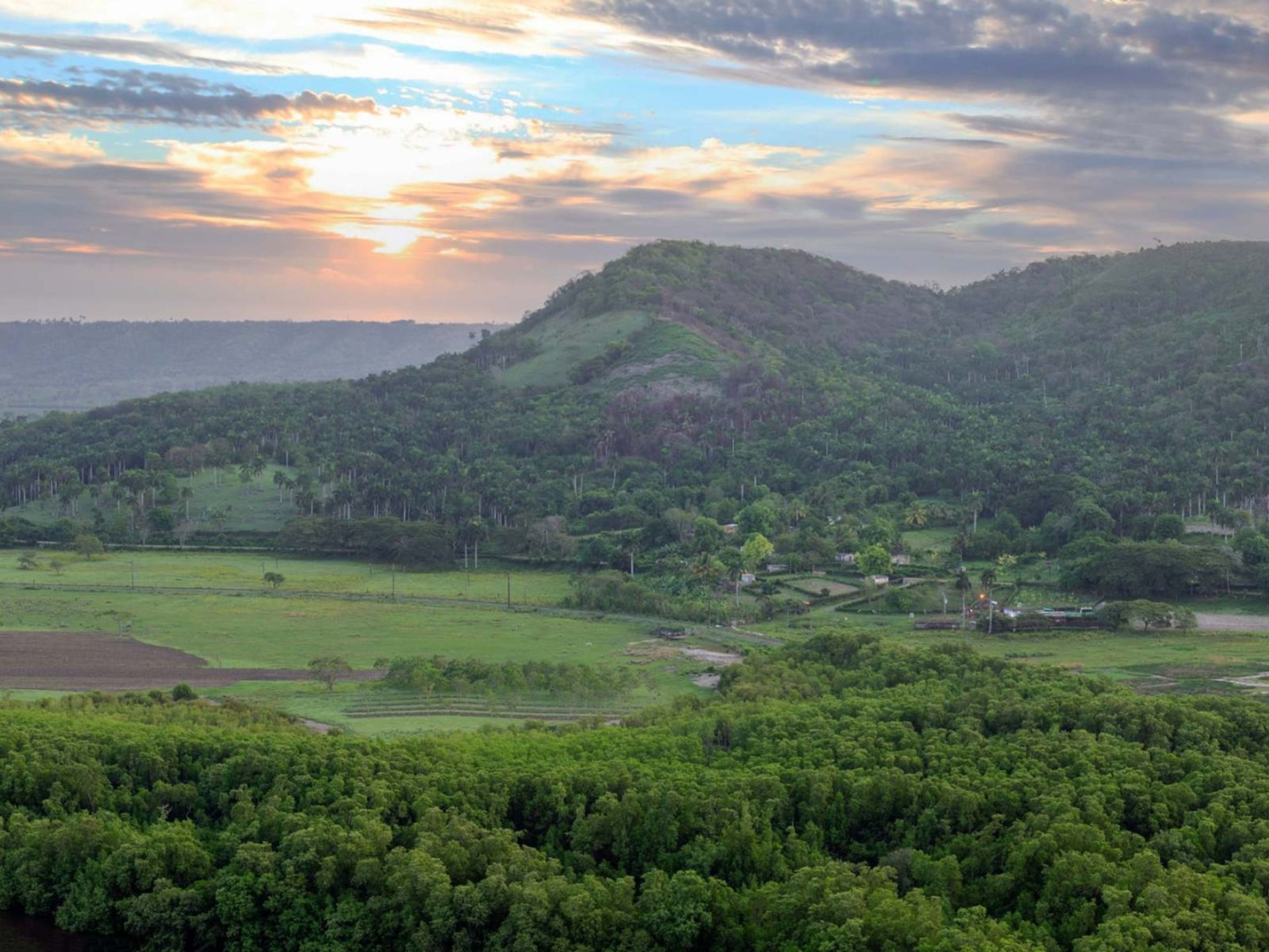 Excursão "DIVERSÃO NAS GRUTAS DE MATANZAS EM AUTOMÓVEIS CLÁSSICOS AMERICANOS". The Yumuri valley, panoramic view, Matanzas, Cuba.