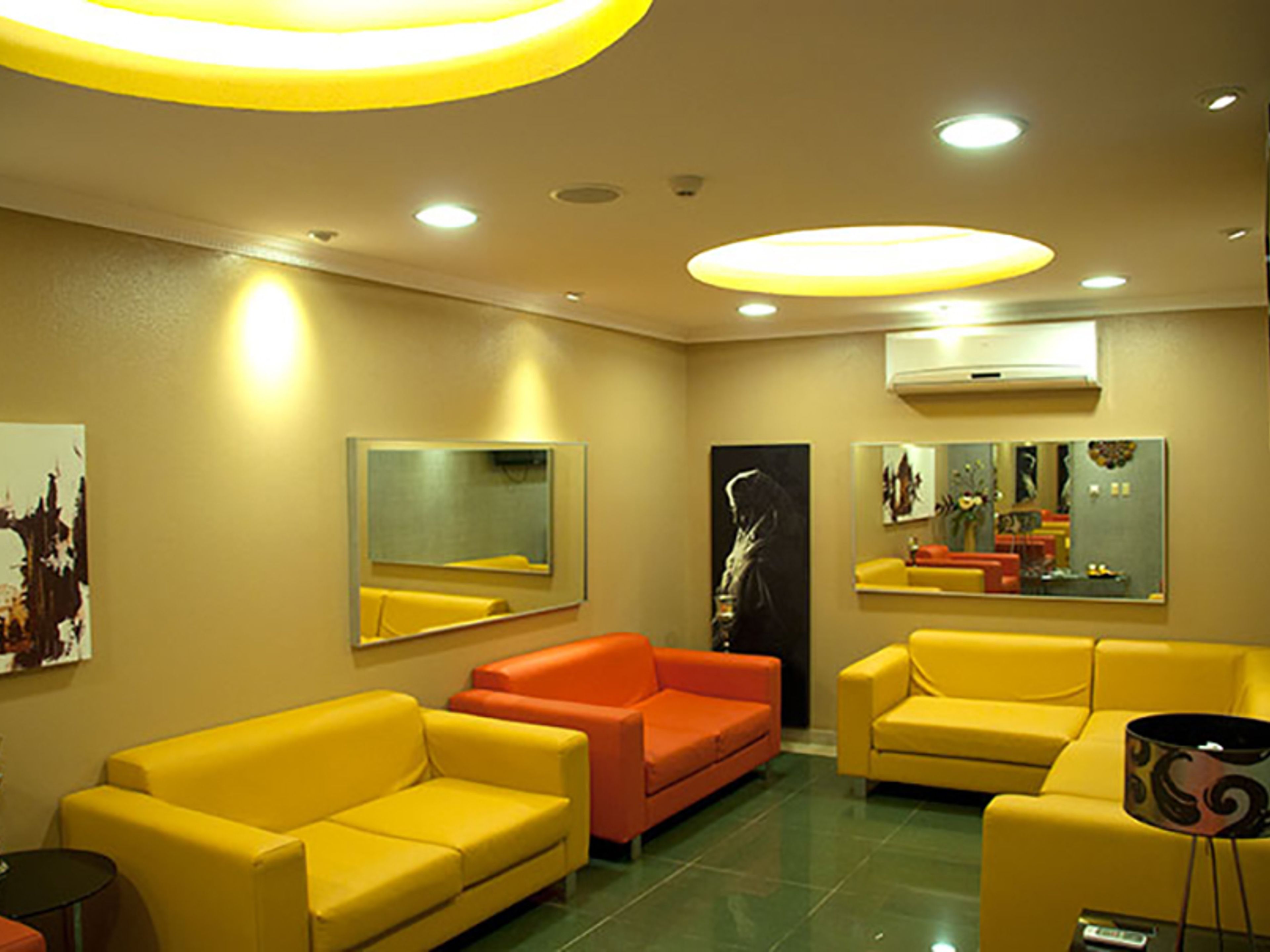"SERVICE DE SALON VIP À L'AÉROPORT INTERNATIONAL JUAN GUALBERTO GÓMEZ, VARADERO". VIP Lounge service at the Juan Guaberto Gómez Varadero International Airport