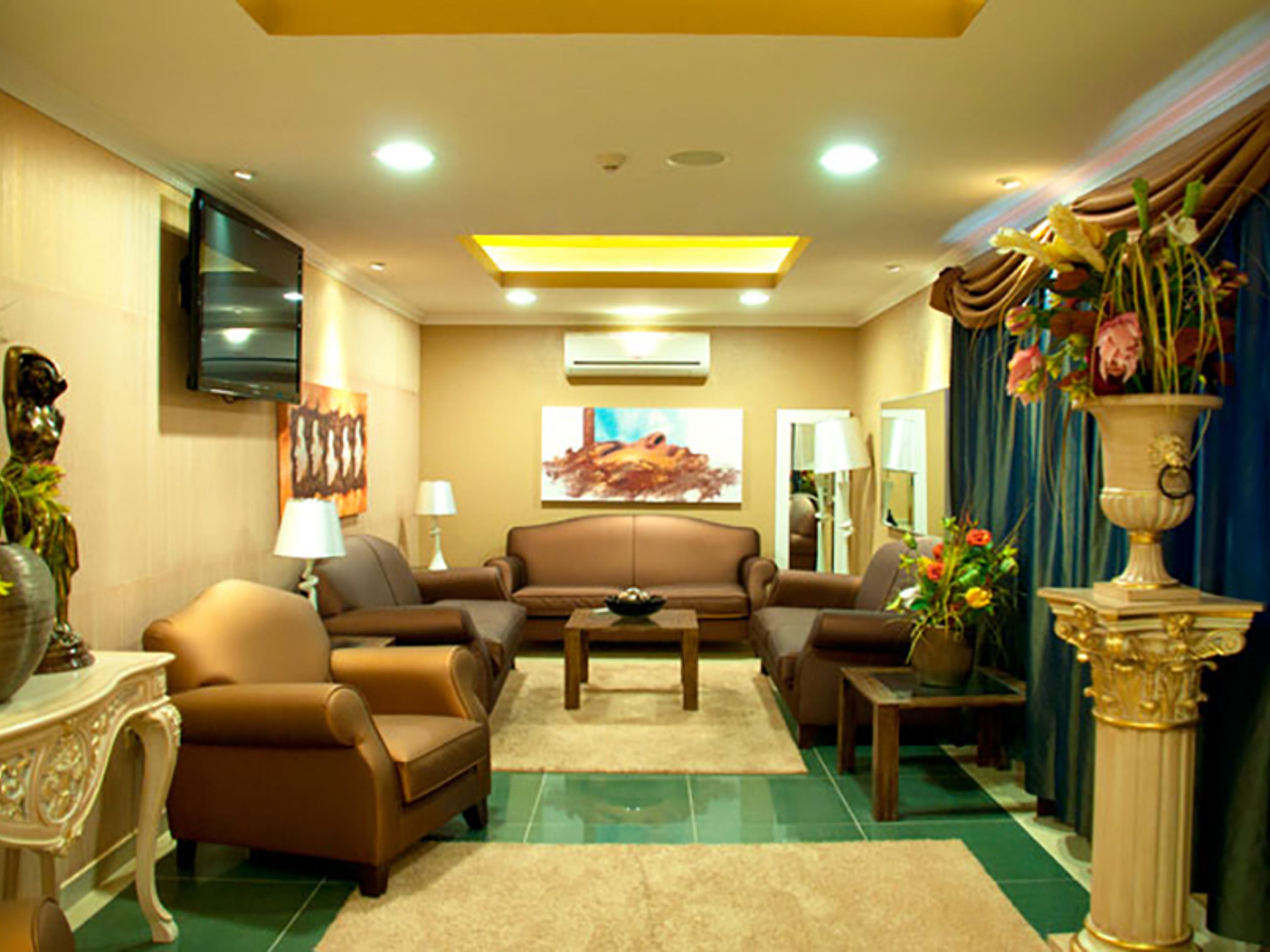 "SERVICE DE SALON VIP À L'AÉROPORT INTERNATIONAL JUAN GUALBERTO GÓMEZ, VARADERO". VIP Lounge service at the Juan Guaberto Gómez Varadero International Airport