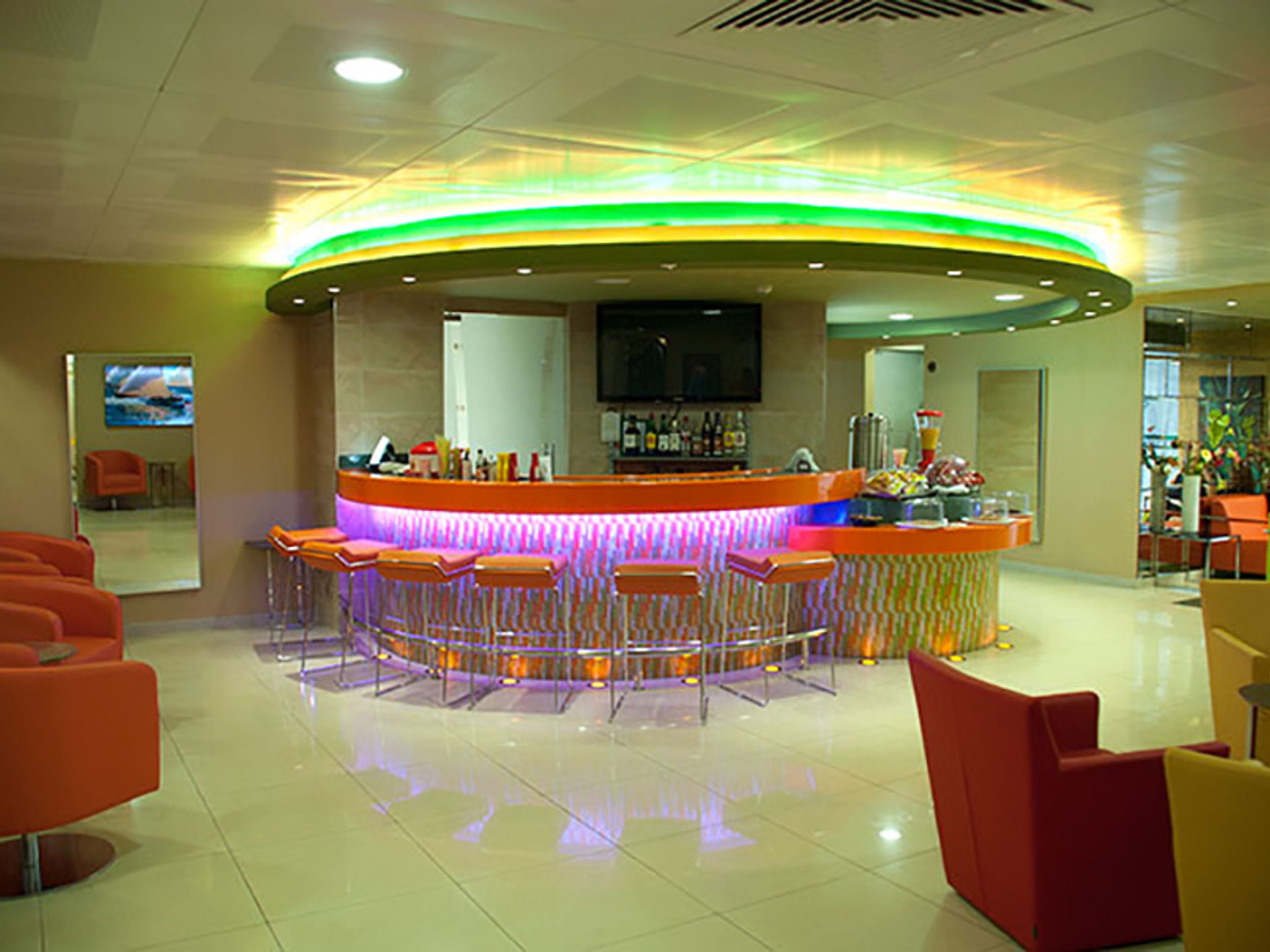 "SERVIÇO DE SALA VIP NO AEROPORTO INTERNACIONAL JUAN GUALBERTO GÓMEZ, VARADERO". VIP Lounge service at the Juan Guaberto Gómez Varadero International Airport