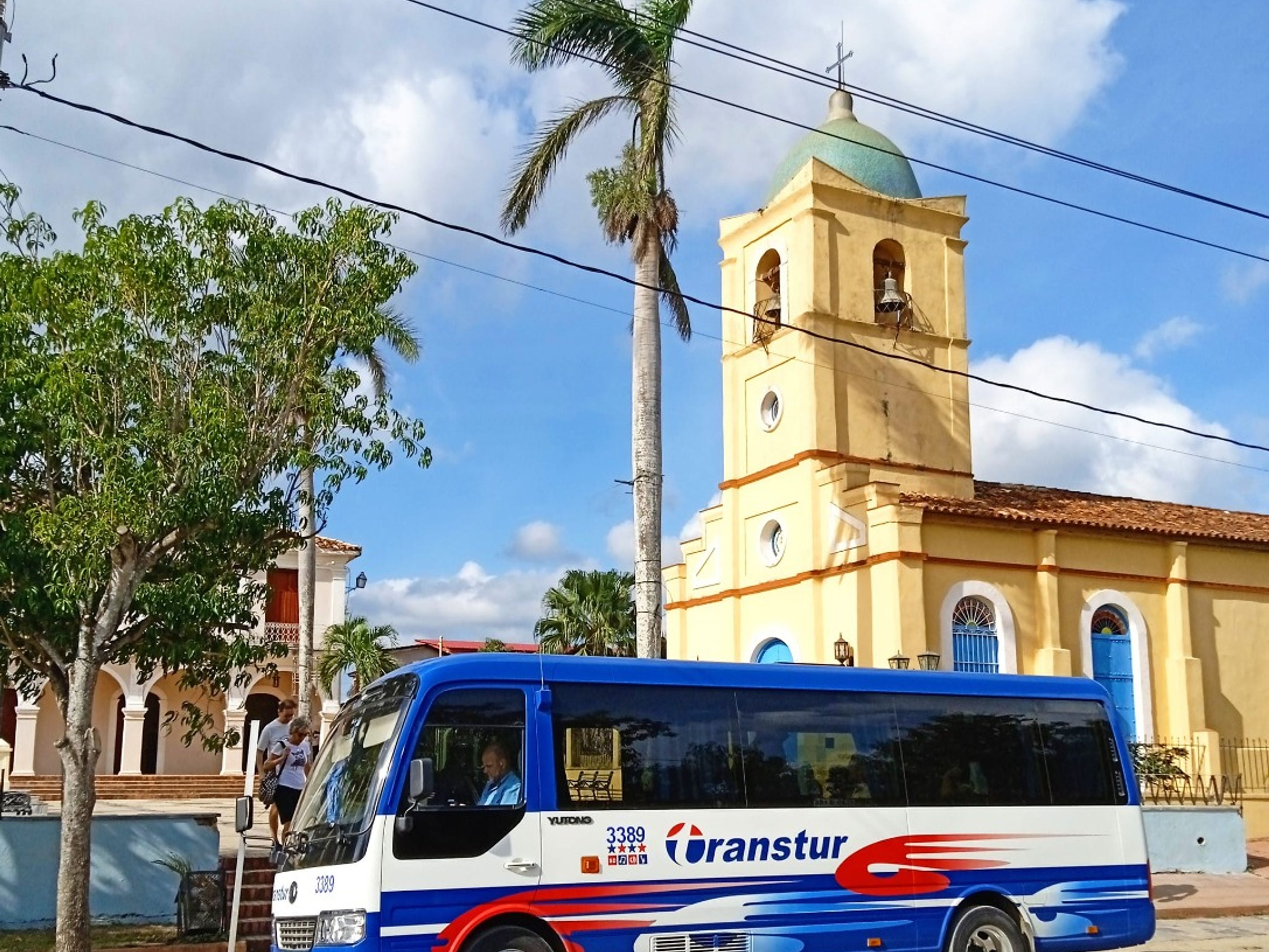 “EL EXPRESO DE CUBA: HAVANNA / PINAR DEL RÍO / VIÑALES” Sammeltransferdienste. The Church and the Central Park of Viñales, Pinar deñ Río, Cuba.