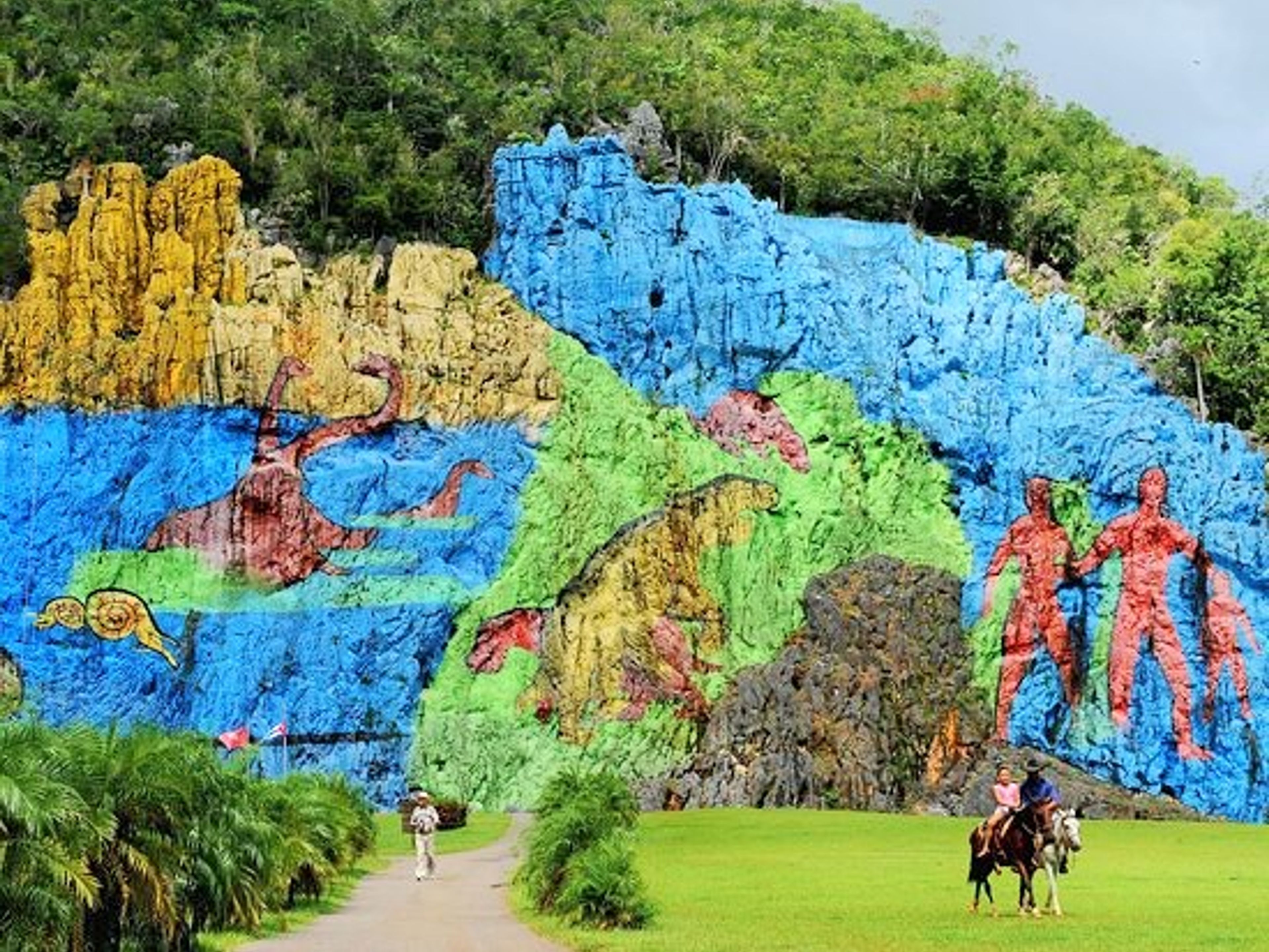 Escursione "Un giorno a Viñales". Prehistoric Mural, Viñales Valley, Pinar del Río City