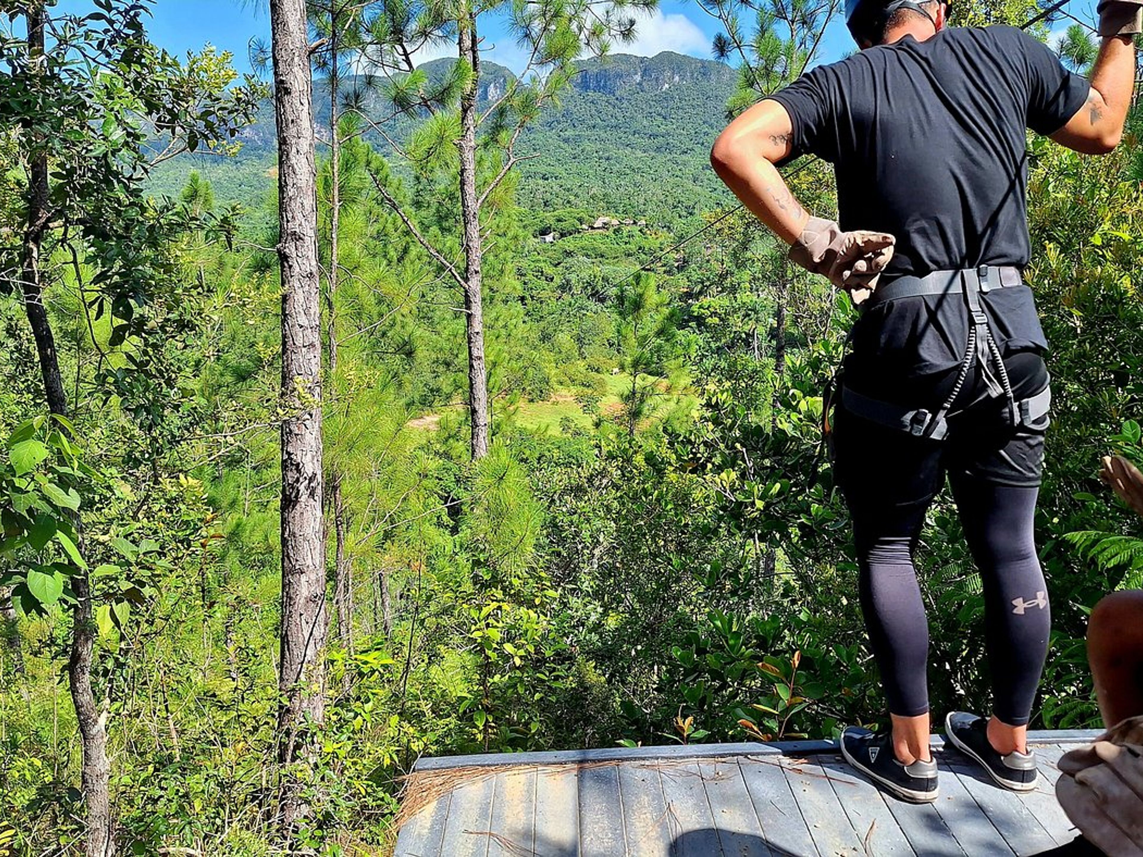 "EIN ATEMBERAUBENDER BLICK AUF DAS VIÑALES-TAL VON DER ZIPLINE AUS" Tour. Canopy Tour (zipline park) in Viñales Valley, Viñales, Pinar del Río, Cuba.