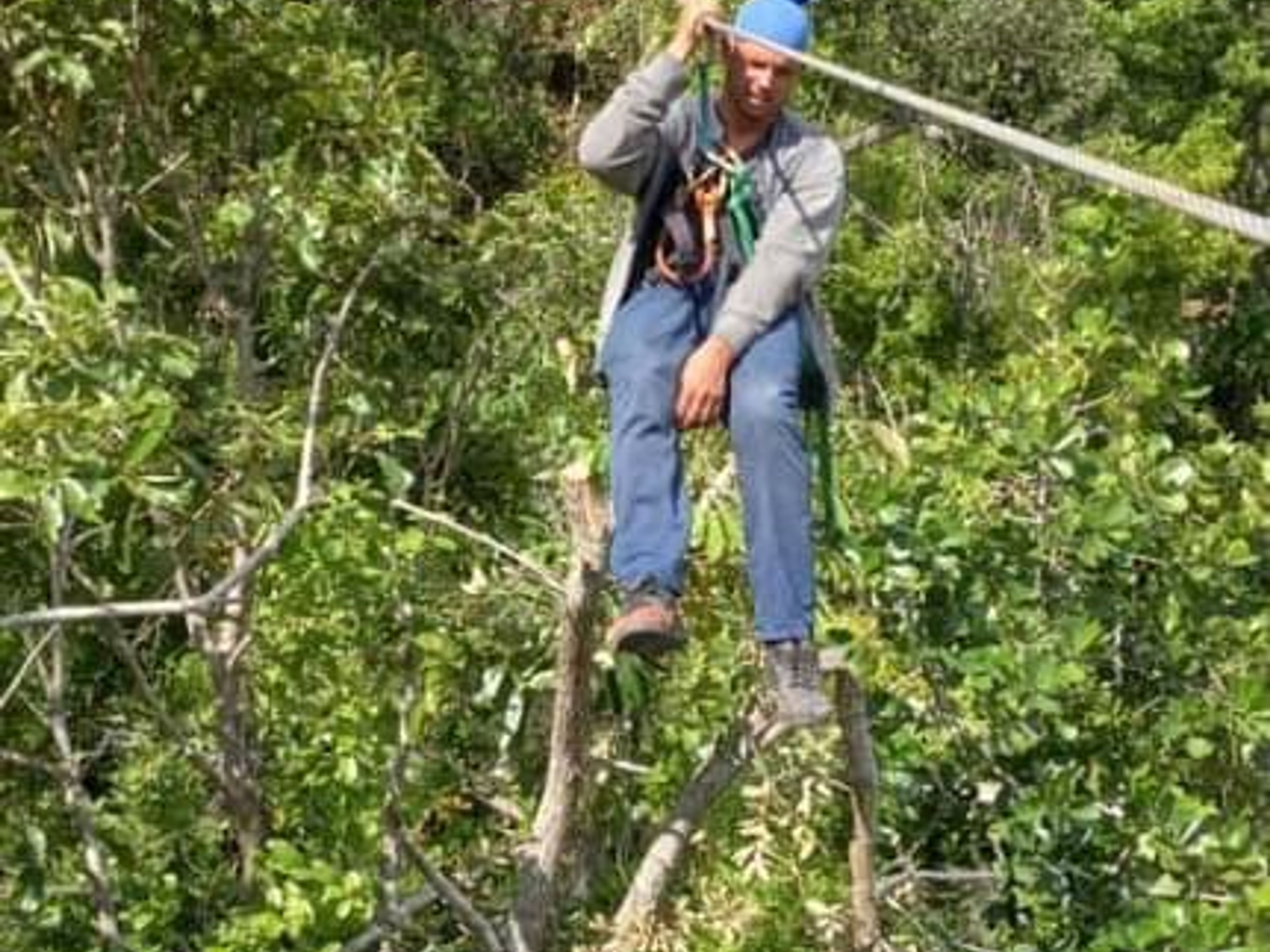 "EIN ATEMBERAUBENDER BLICK AUF DAS VIÑALES-TAL VON DER ZIPLINE AUS" Tour. Canopy Tour (zipline park) in Viñales Valley, Viñales, Pinar del Río, Cuba.