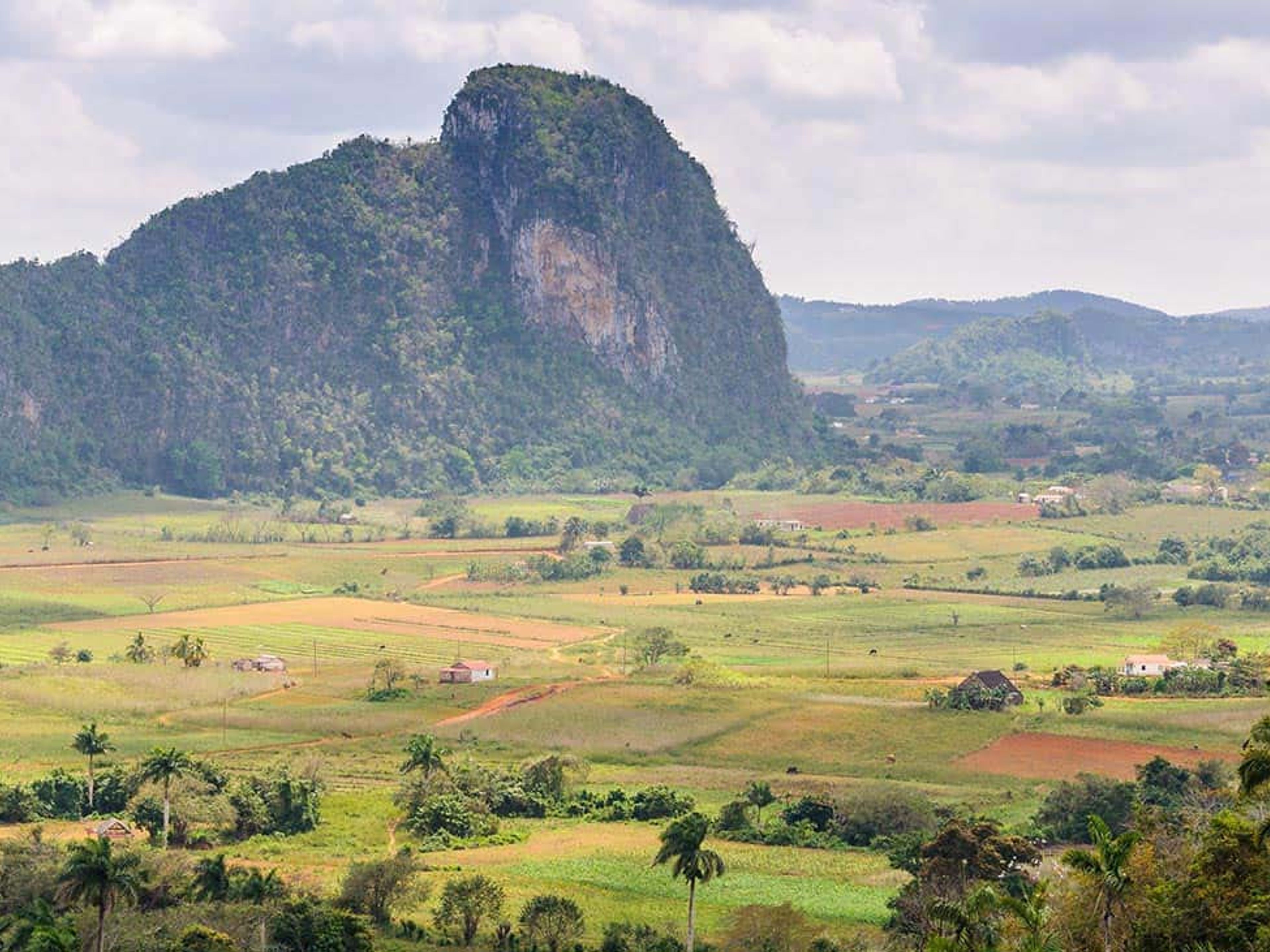 Tour "Viñales + Pranzo Creolo". The Viñales Valley (Valle de Viñales) panoramic view, UNESCO World Heritage Site, Viñales, Pinar del Río, Cuba.