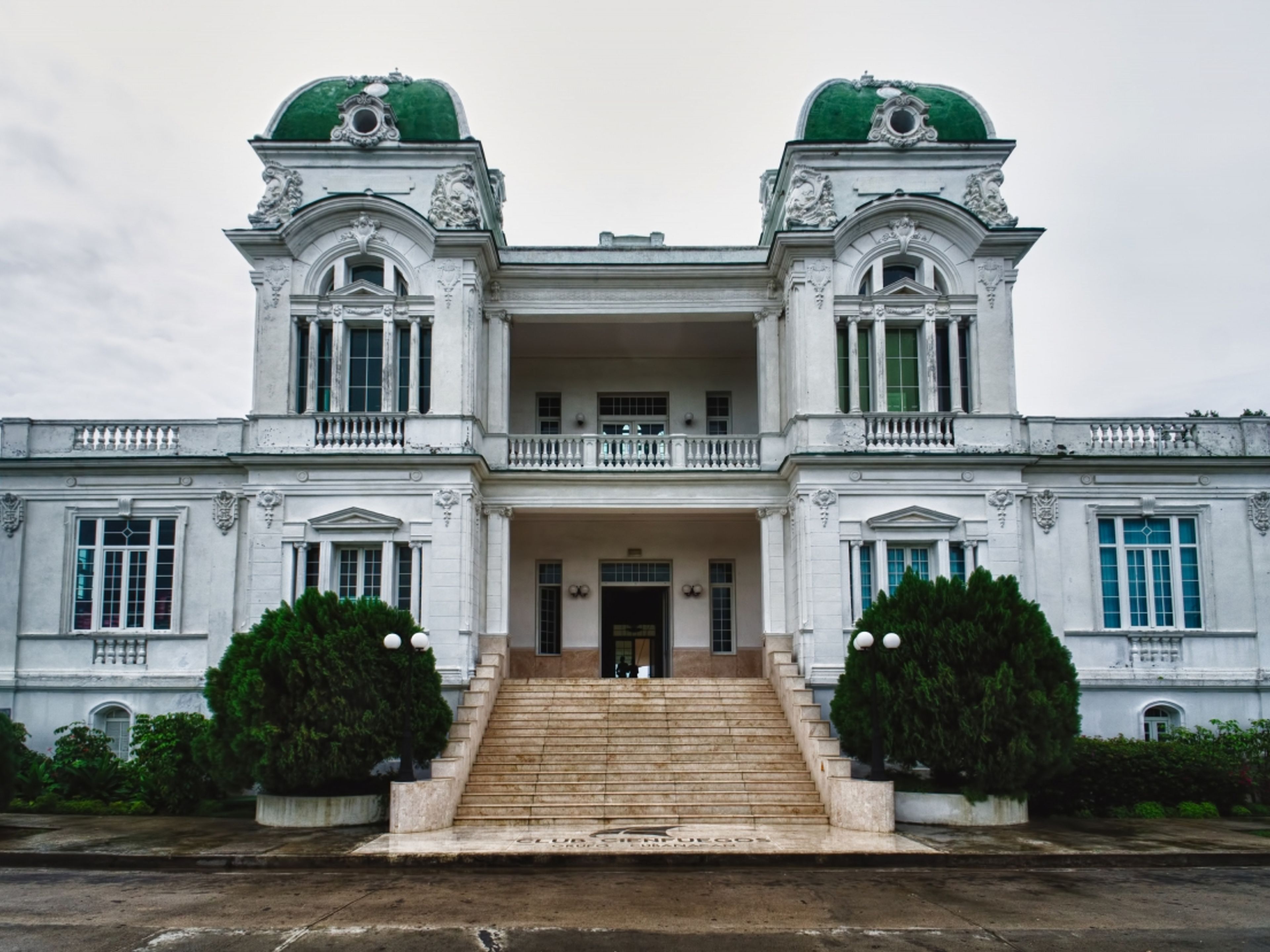Tур "ПОЕЗДКА В СИЕНФУЭГОС НА КЛАССИЧЕСКИХ АМЕРИКАНСКИХ АВТОМОБИЛЯХ". The Cienfuegos Nautical Club panoramic view, Cienfuegos city, Cuba.