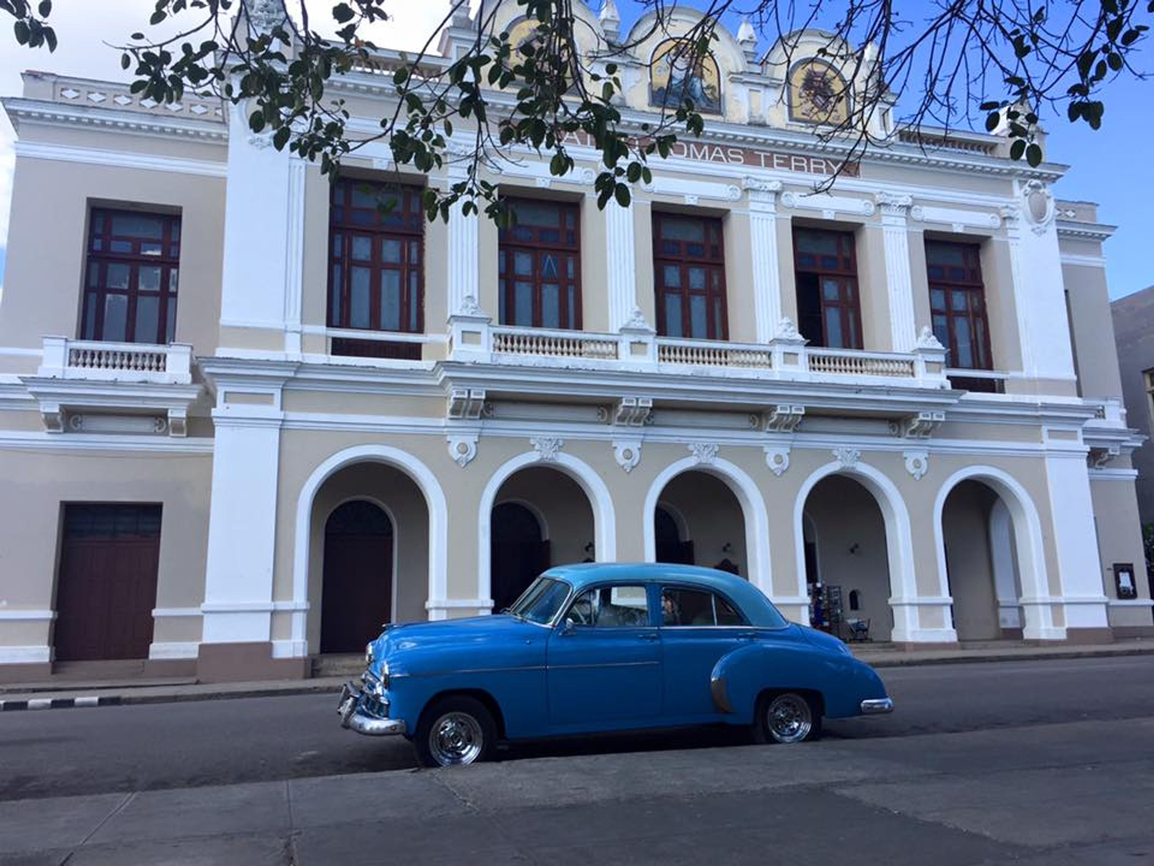 Tур "ПОЕЗДКА В СИЕНФУЭГОС НА КЛАССИЧЕСКИХ АМЕРИКАНСКИХ АВТОМОБИЛЯХ". The Terry Theater panoramic view, Cienfuegos city, Cuba.