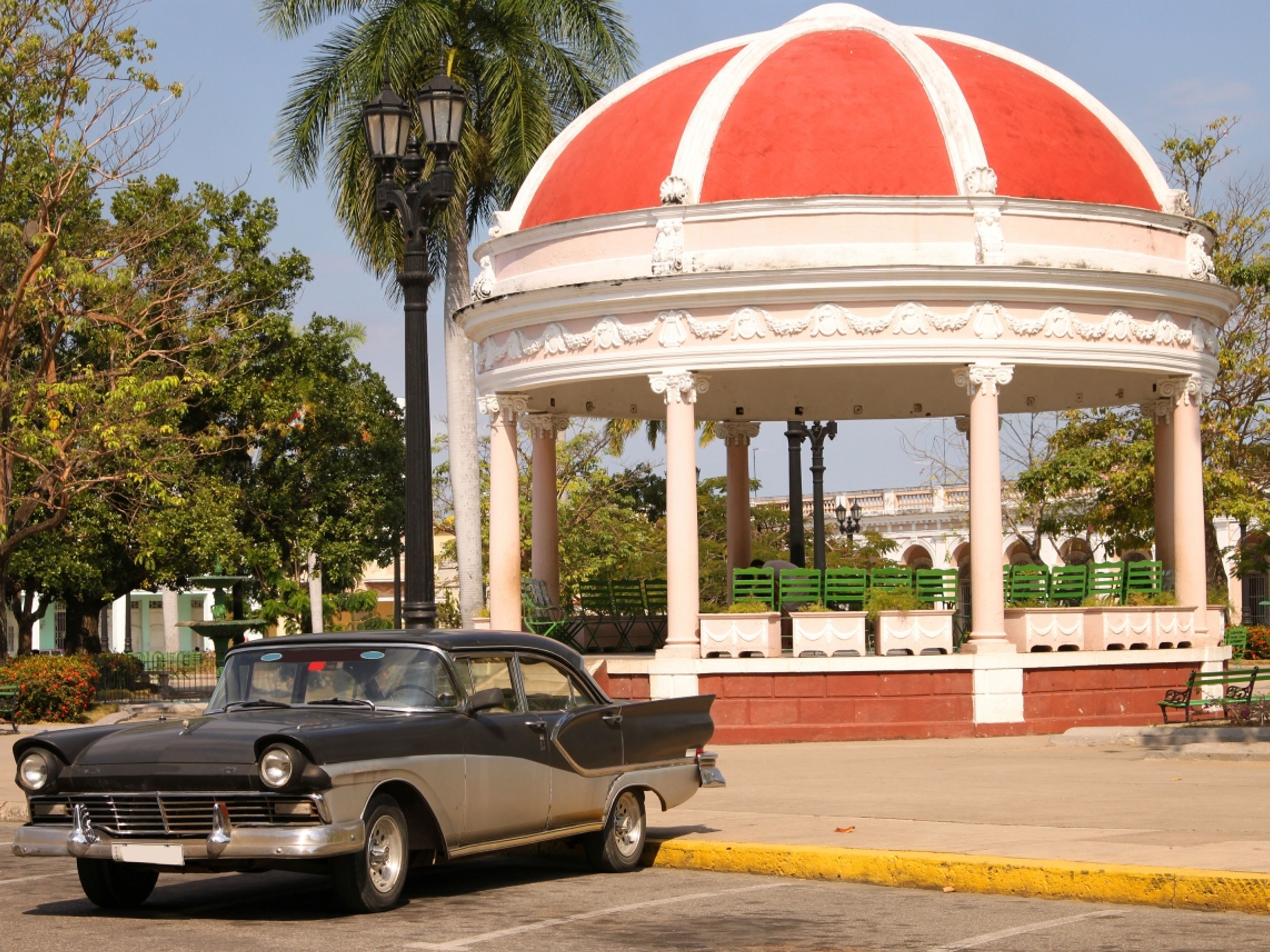 Excursión “PASEO A CIENFUEGOS EN CARROS CLÁSICOS AMERICANOS”. The José Martí Central Park panoramic view, Cienfuegos city.