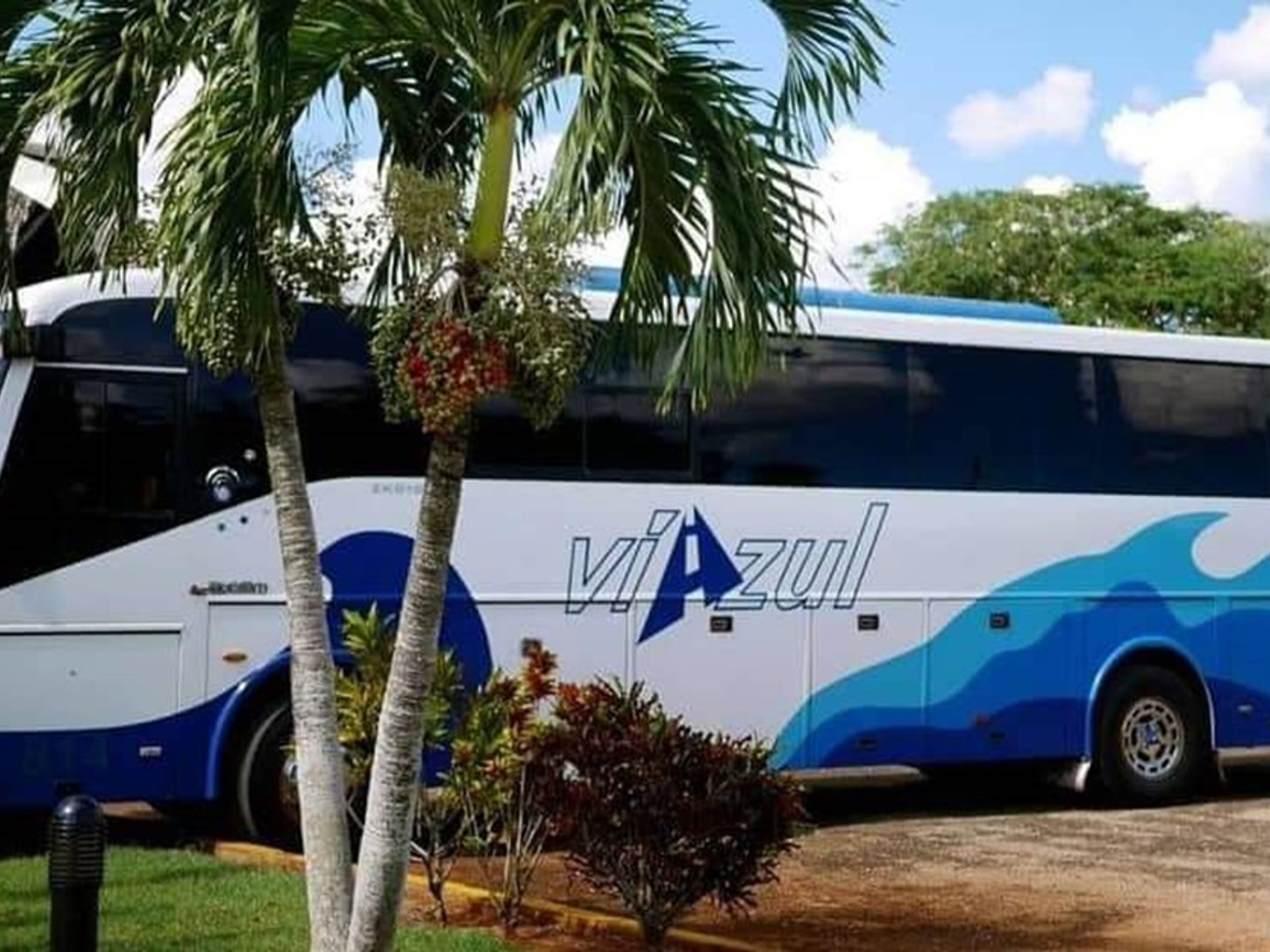 Servicios de Traslados Colectivos “VIAZUL CUBA: HABANA / SANTA CLARA / SANCTI SPÍRITUS / CIEGO DE ÁVILA / CAMAGÜEY / LAS TUNAS / BAYAMO / SANTIAGO DE CUBA”. “VIAZUL CUBA: HAVANA / SANTA CLARA / SANCTI SPÍRITUS / CIEGO DE ÁVILA / CAMAGÜEY / LAS TUNAS / BAYAMO / SANTIAGO DE CUBA“ Collective Transfer Services