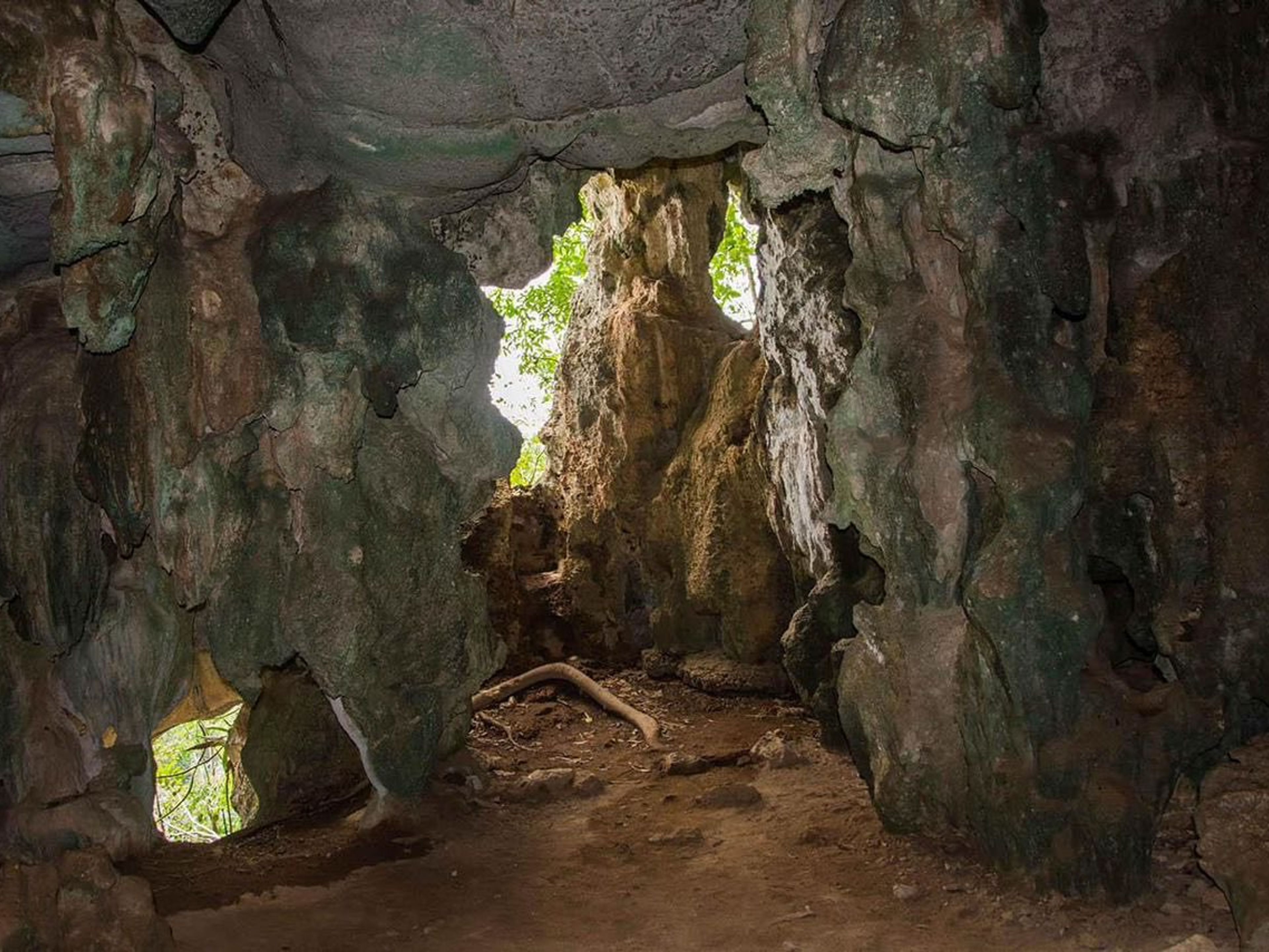 Tour "SCOPRI LE MERAVIGLIE SOTTERRANEE DELLE GROTTE DI VIÑALES". “DISCOVER THE UNDERGROUND WONDERS OF VIÑALES CAVES” Tour, Viñales Valley, Pinar del Río, Cuba.