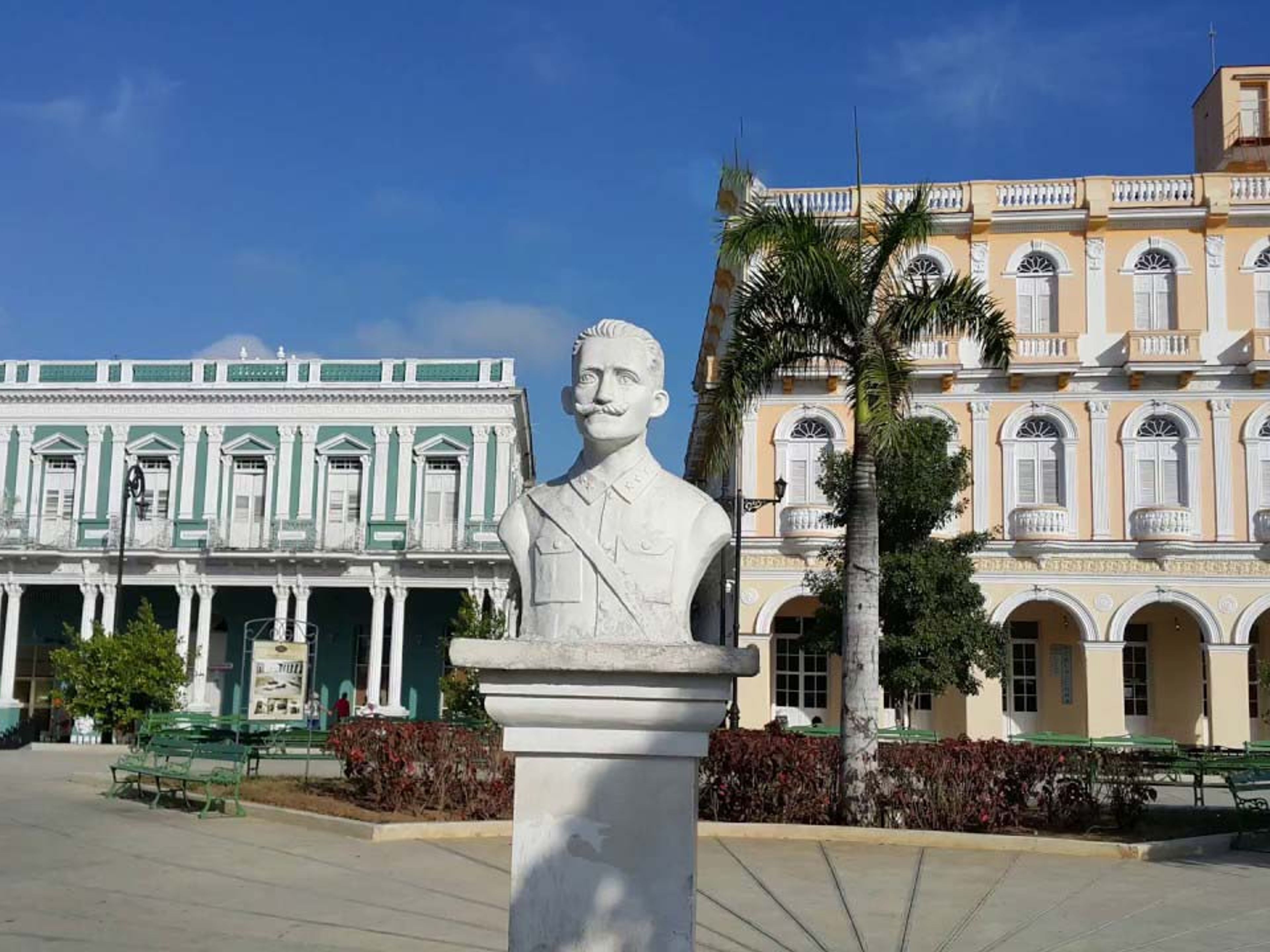 Excursión Overnight “Paseo a Sancti Spíritus, Ciego de Ávila, Camagüey, Bayamo y Santiago de Cuba en Carros Clásicos Americanos” (4 días / 3 noches). The Serafín Sanchez Central Park, Sancti Spíritus city panoramic view. “Ride to Sancti Spíritus, Ciego de Ávila, Camagüey, Bayamo & Santiago de Cuba in Old Fashion American Classic Cars” Overnight Tour (4 days / 3 nights)