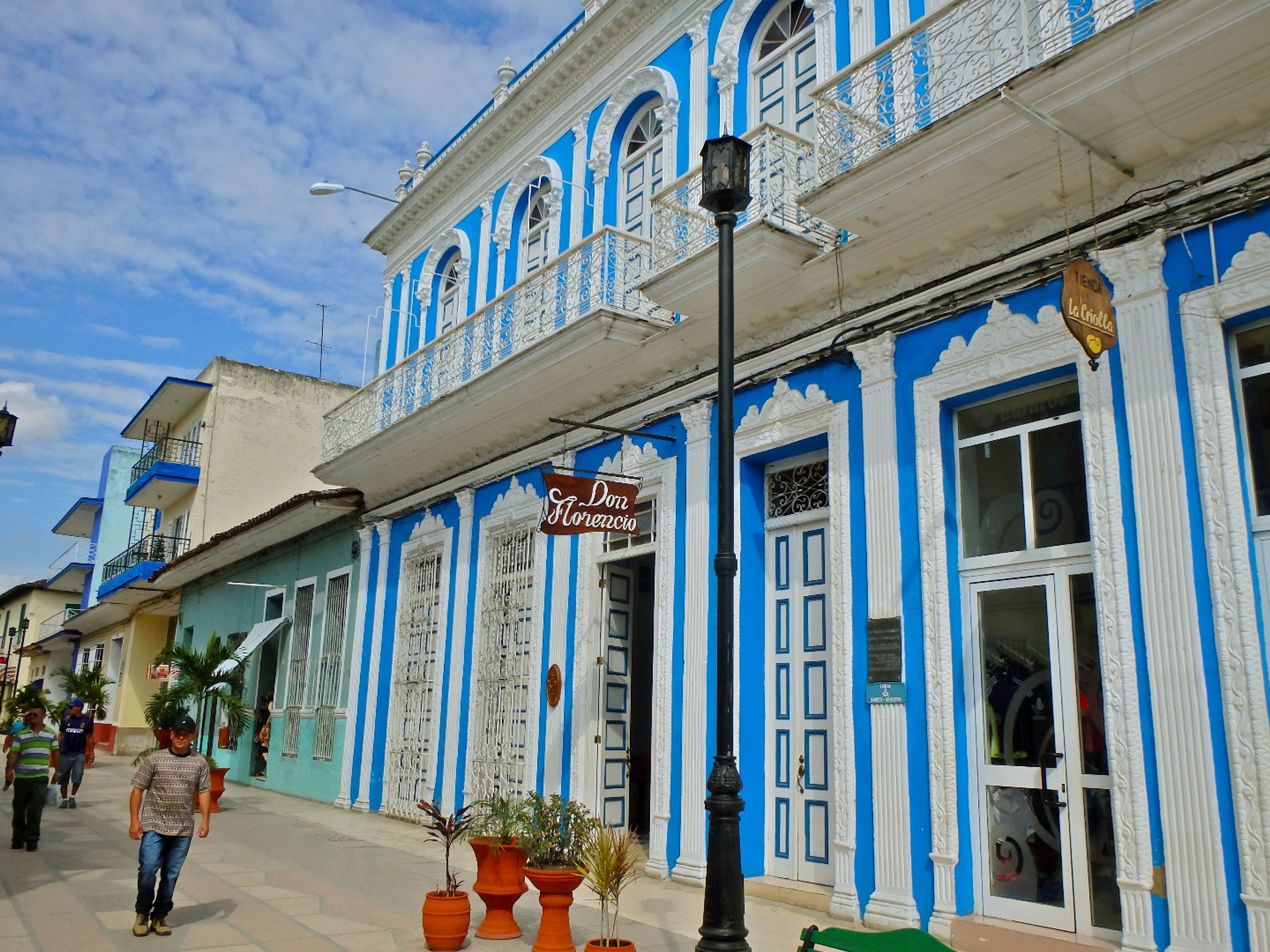 Excursión Overnight “Paseo a Sancti Spíritus, Ciego de Ávila, Camagüey, Bayamo y Santiago de Cuba en Carros Clásicos Americanos” (4 días / 3 noches). Sancti Spíritus city panoramic view, “Ride to Sancti Spíritus, Ciego de Ávila, Camagüey, Bayamo & Santiago de Cuba in Old Fashion American Classic Cars” Overnight Tour (4 days / 3 nights)