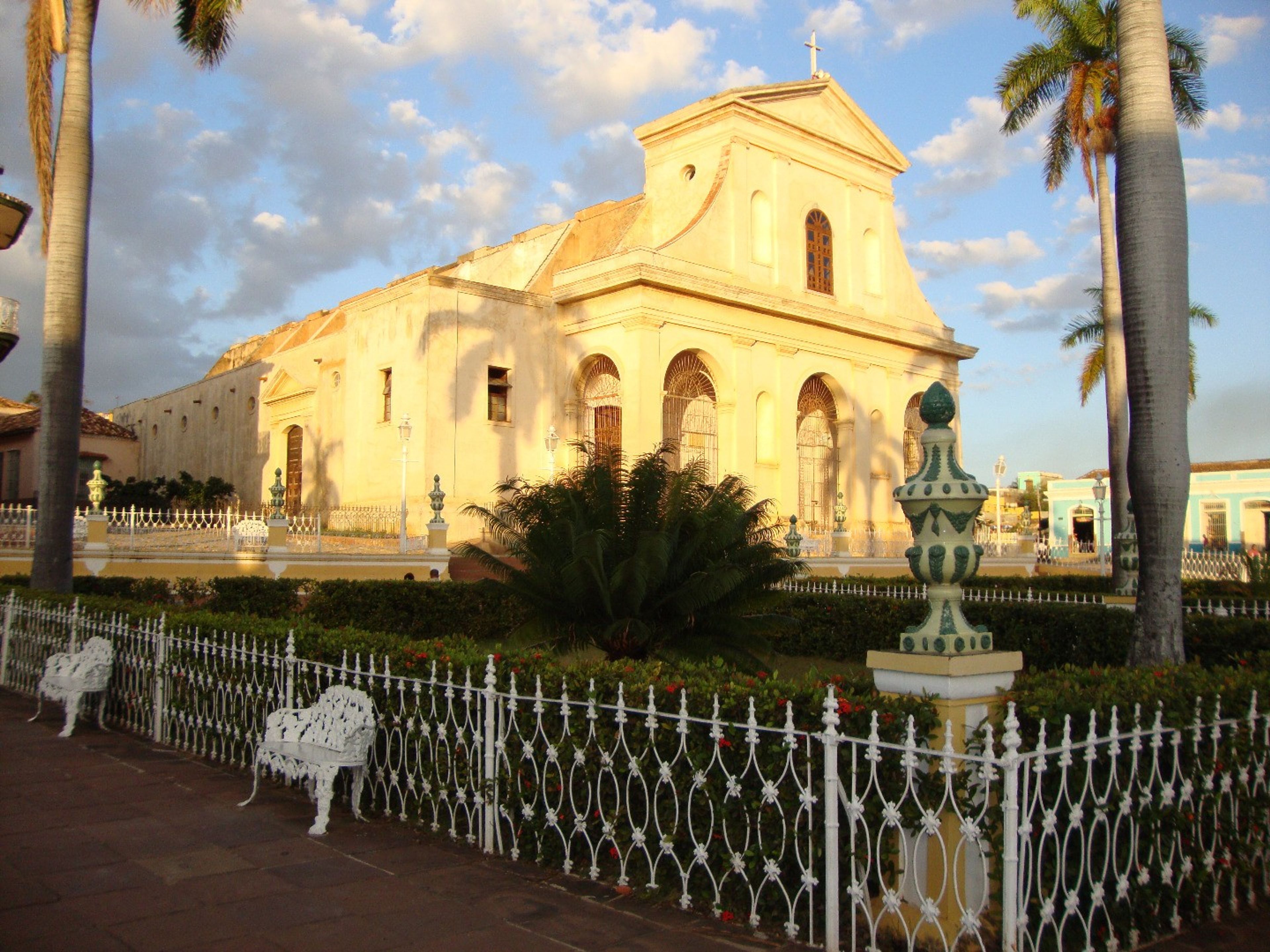 Excursión “TOPES DE COLLANTES OVERNIGHT + CIENFUEGOS + TRINIDAD”. Church of the Santisima Trinidad panoramic view