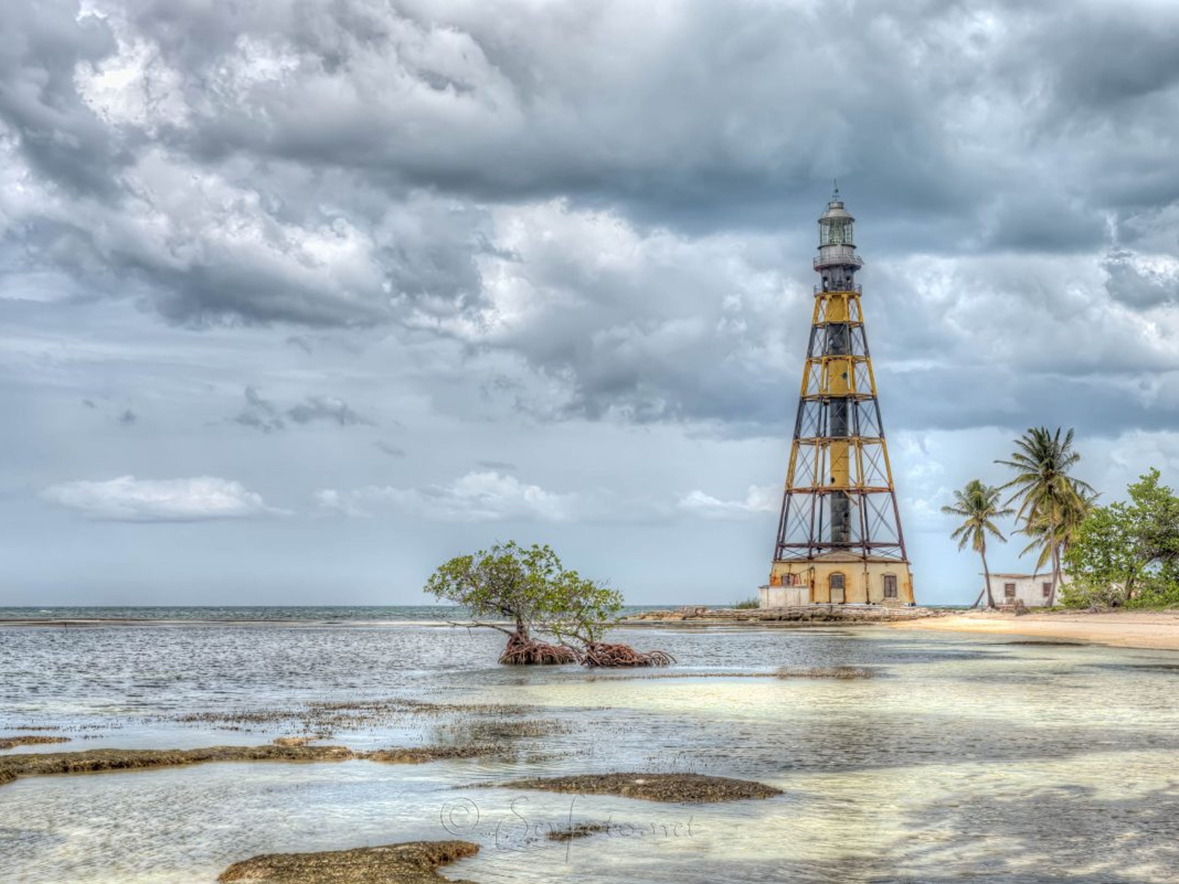 "Tour in bicicletta alla spiaggia di Cayo Jutias". Cayo Jutias' lighthouse panoramic view, Pinar del Río