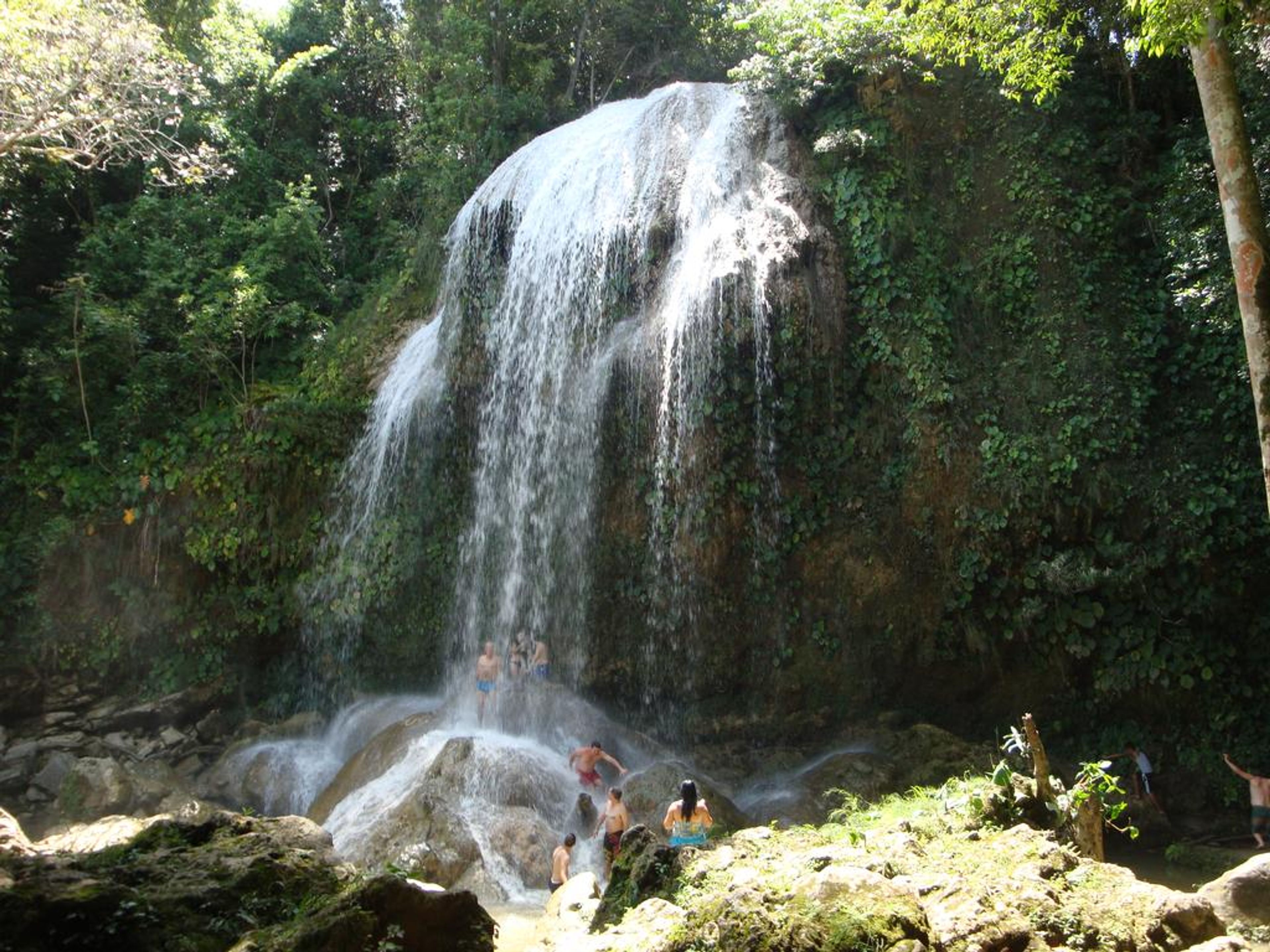 Excursion privée à "Las Terrazas-Soroa-Viñales Valley et la ville de Pinar del Rio" en voitures anciennes américaines. Private-tour-to-las-terrazas-soroa-vinales-valley-and-city-of-pinar-del-rio-in-american-classic-cars