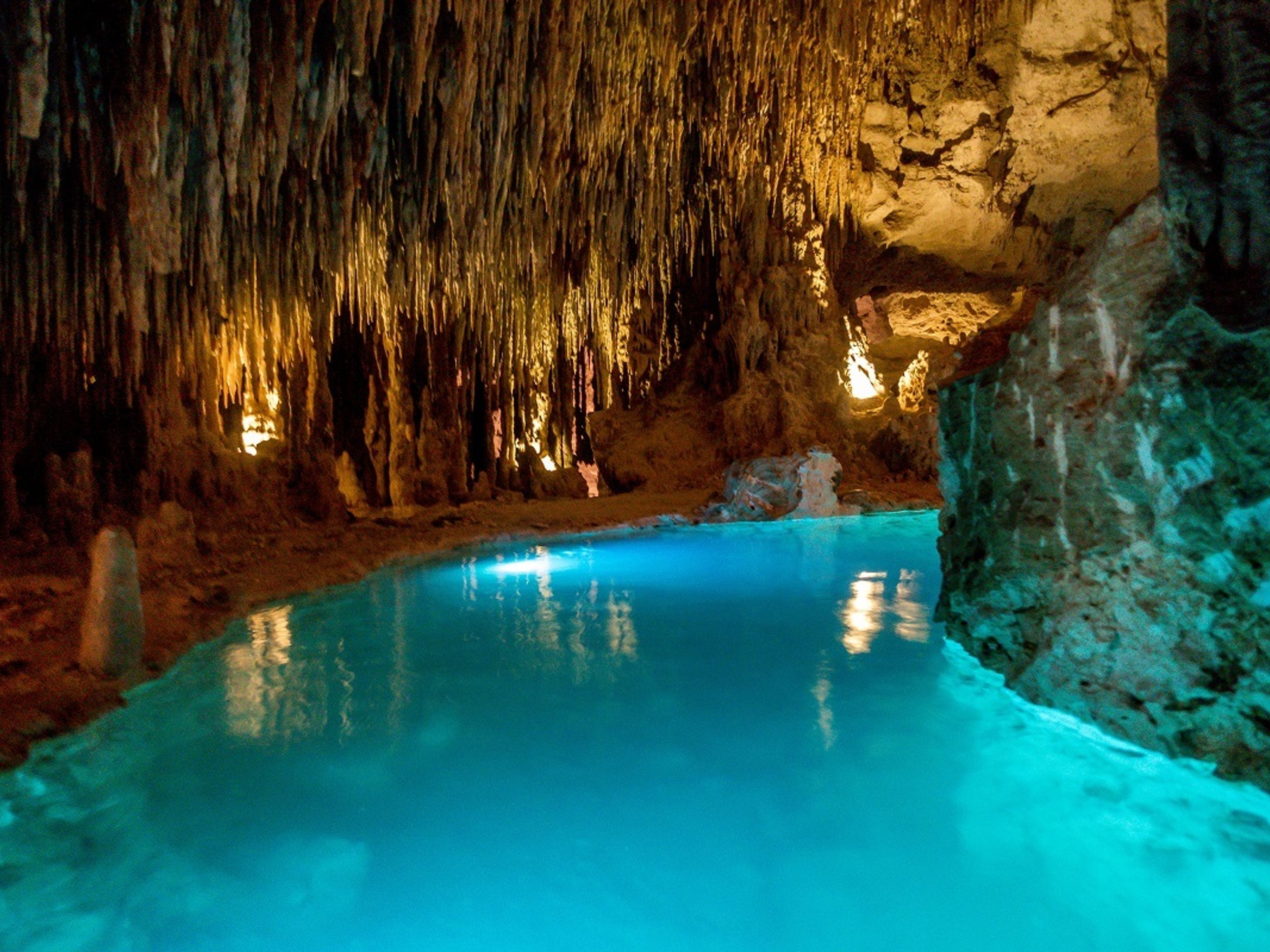Excursão "Xplor saindo de Cancun". Have fun in the Stalactive river in Xplor Park, an incredible journey in Playa del Carmen, Yucatan Peninsula. Mexico.