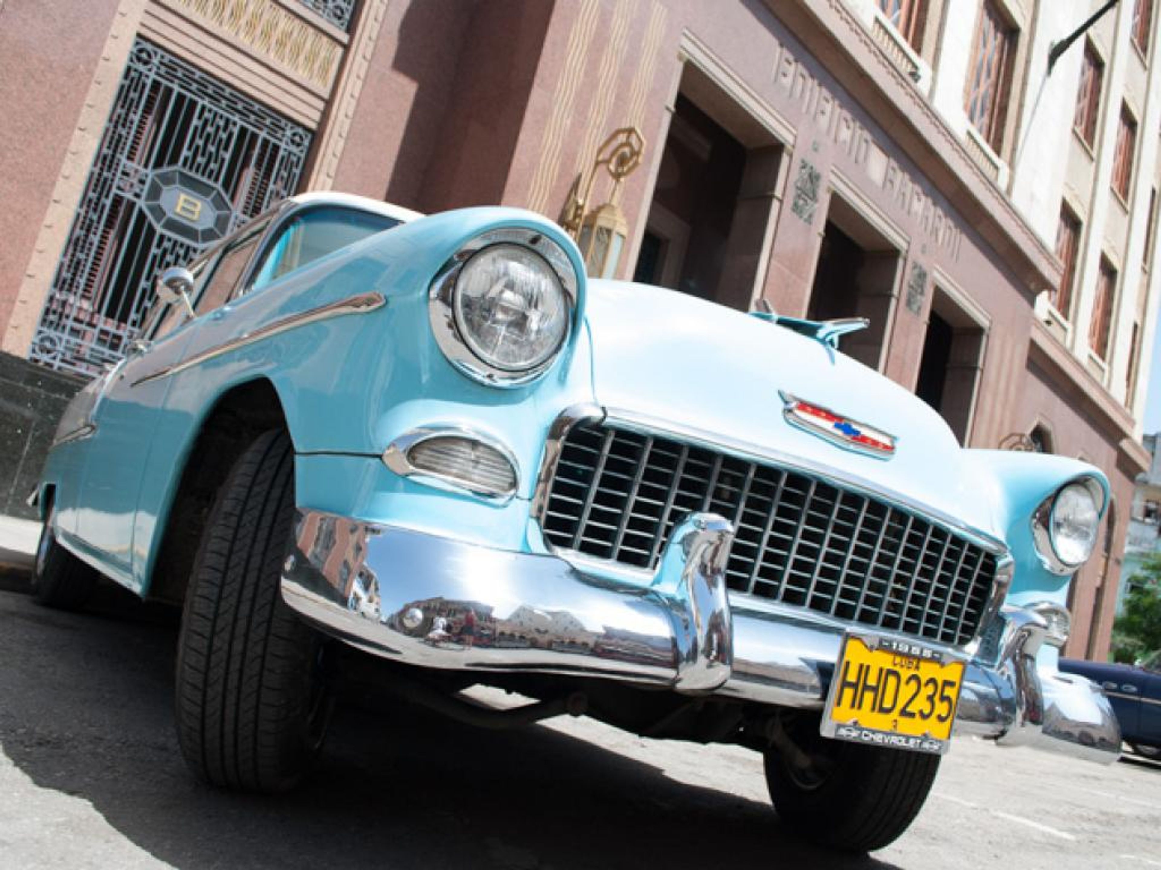 Excursión privada "ESPECTÁCULO CABARET PARISIEN GRAN SHOW "MI HABANA BAILA" EN AUTOS CLÁSICOS AMERICANOS (TECHO DURO - TECHO ABIERTO)". Parisien Cabaret Show in American Classic Cars Tour