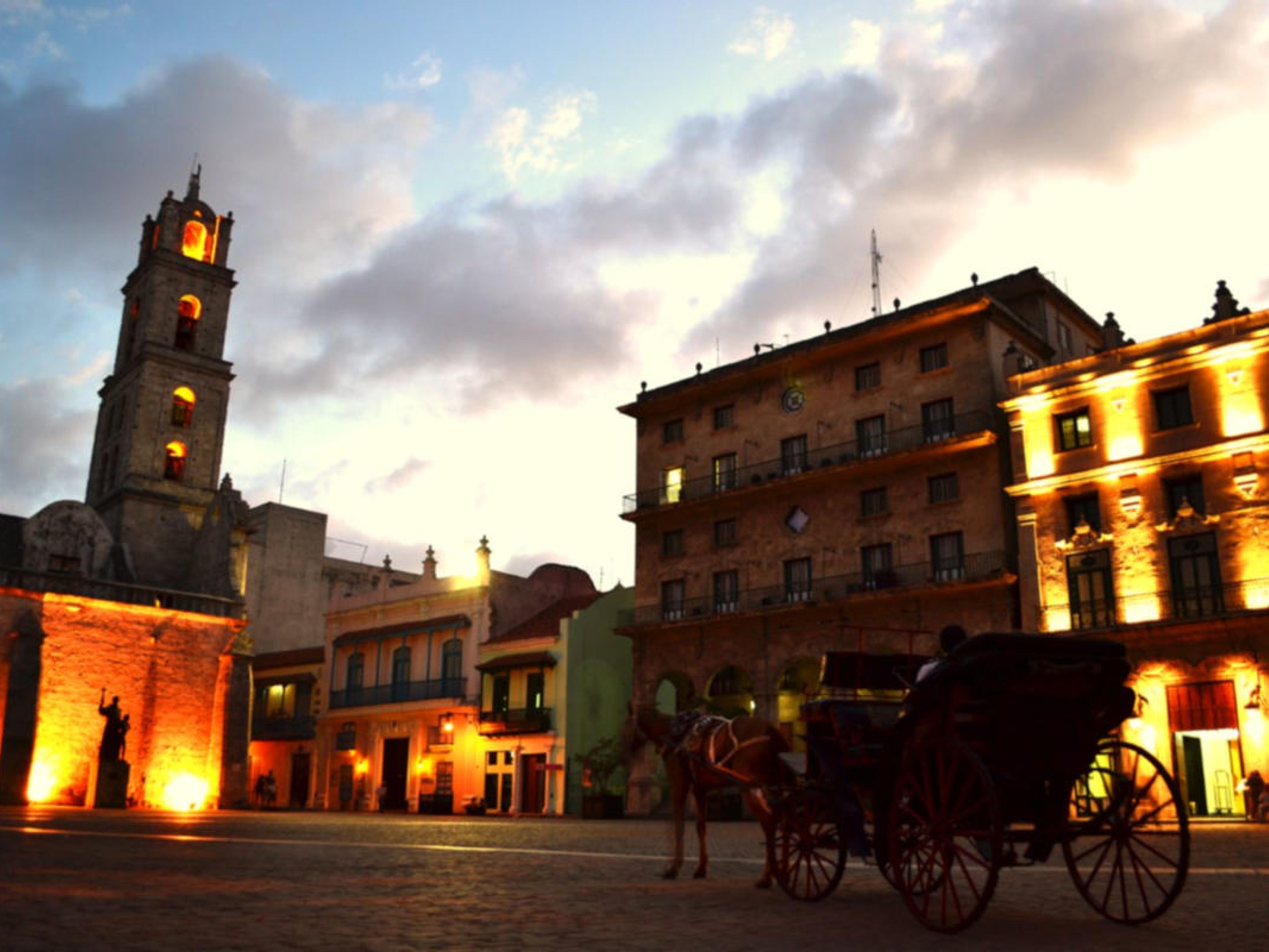 Jeep Tour "HAVANE DE NUIT + CÉRÉMONIE DU FEU DU CANON". San Francisco de Asis square, Old Havana, Havana, Cuba.
