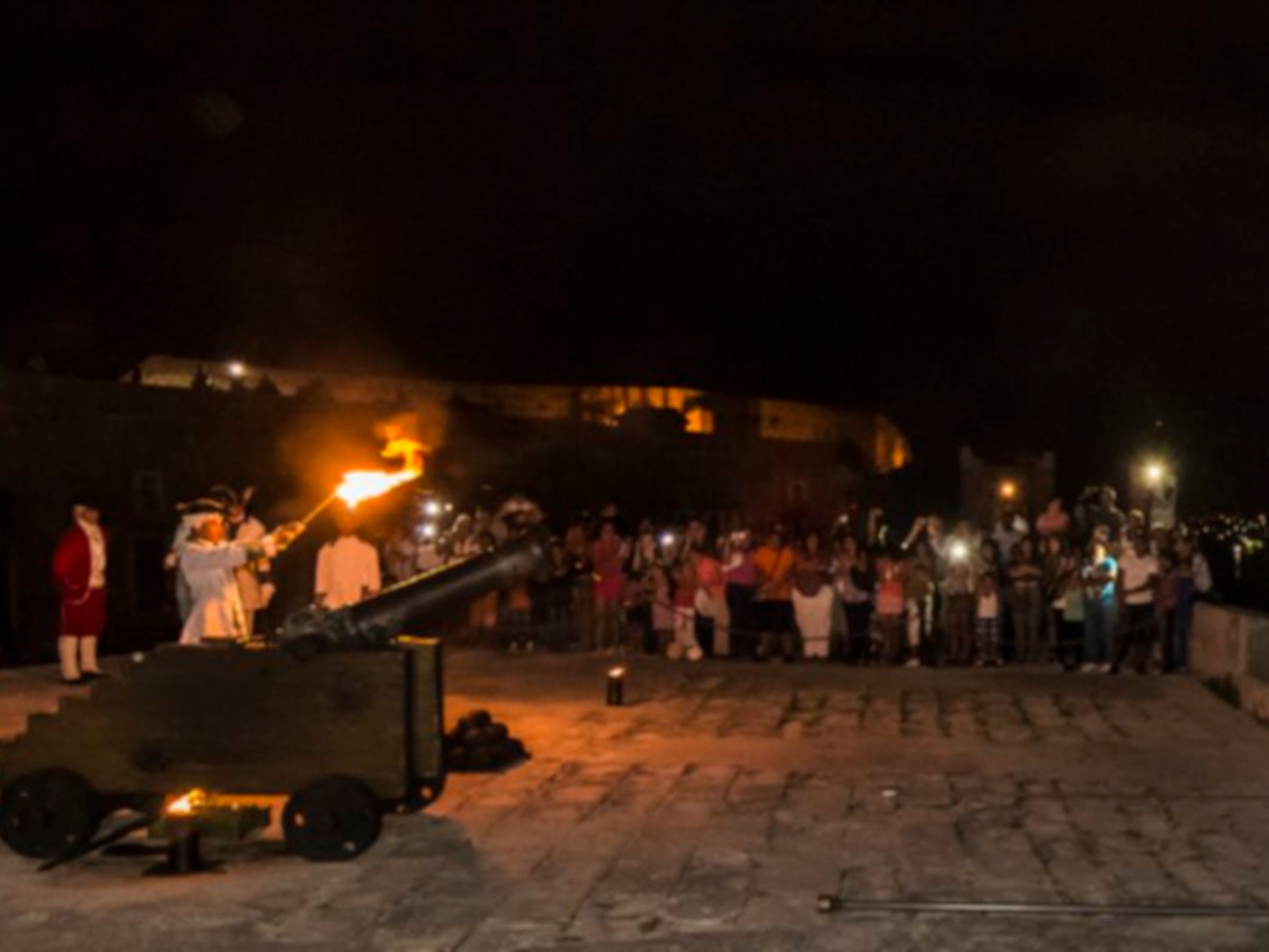 Jeep Tour "HAVANE DE NUIT + CÉRÉMONIE DU FEU DU CANON". Jeep Tour "HAVANA BY NIGHT + CANNON FIRE CEREMONY"