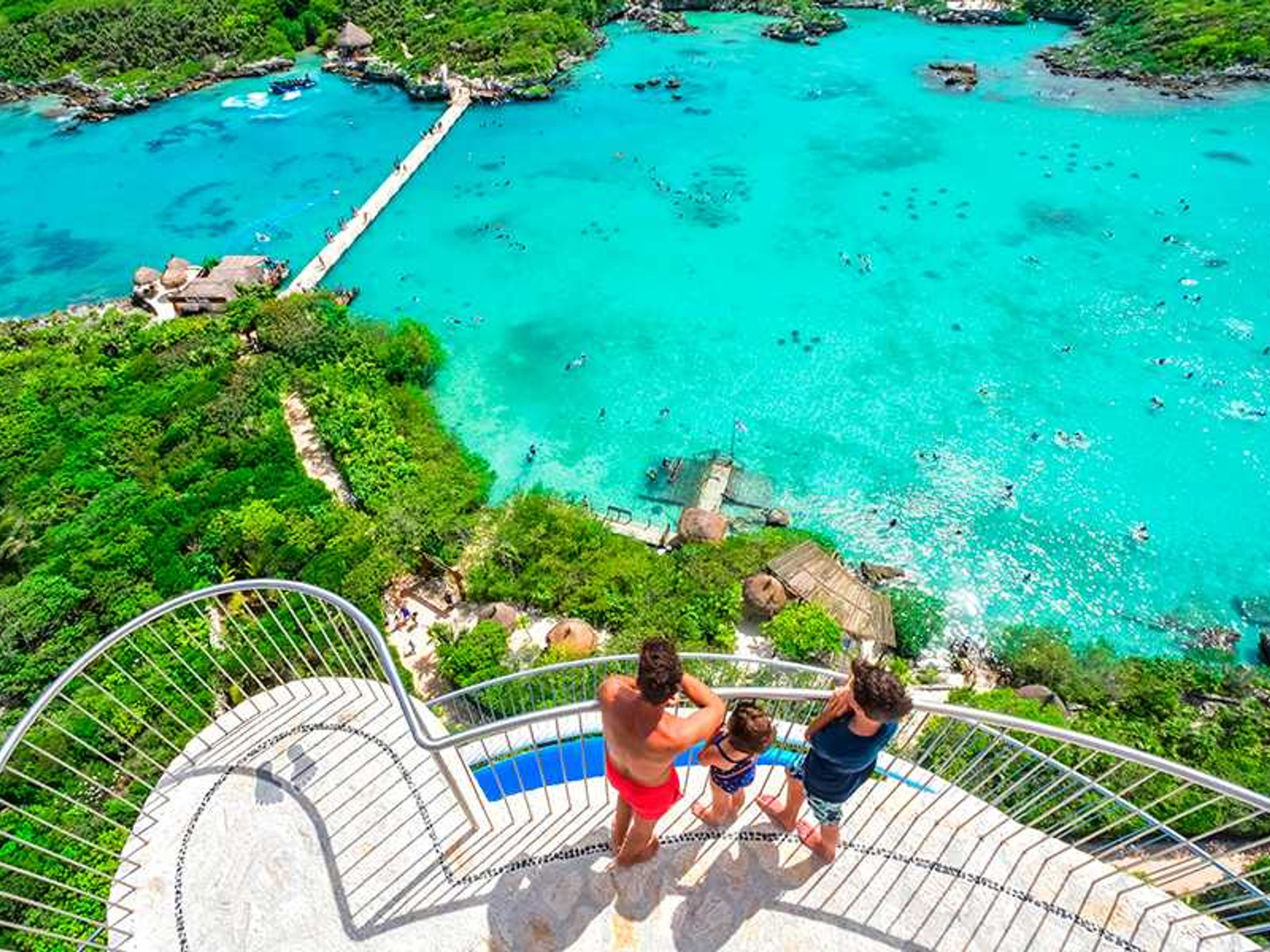 Excursão "Dolphinclusive Ride + Xel Ha". Lighthouse and an amazing viewpoint in Xel-Ha Park, Cancun, Yucatan Peninsula. Mexico.