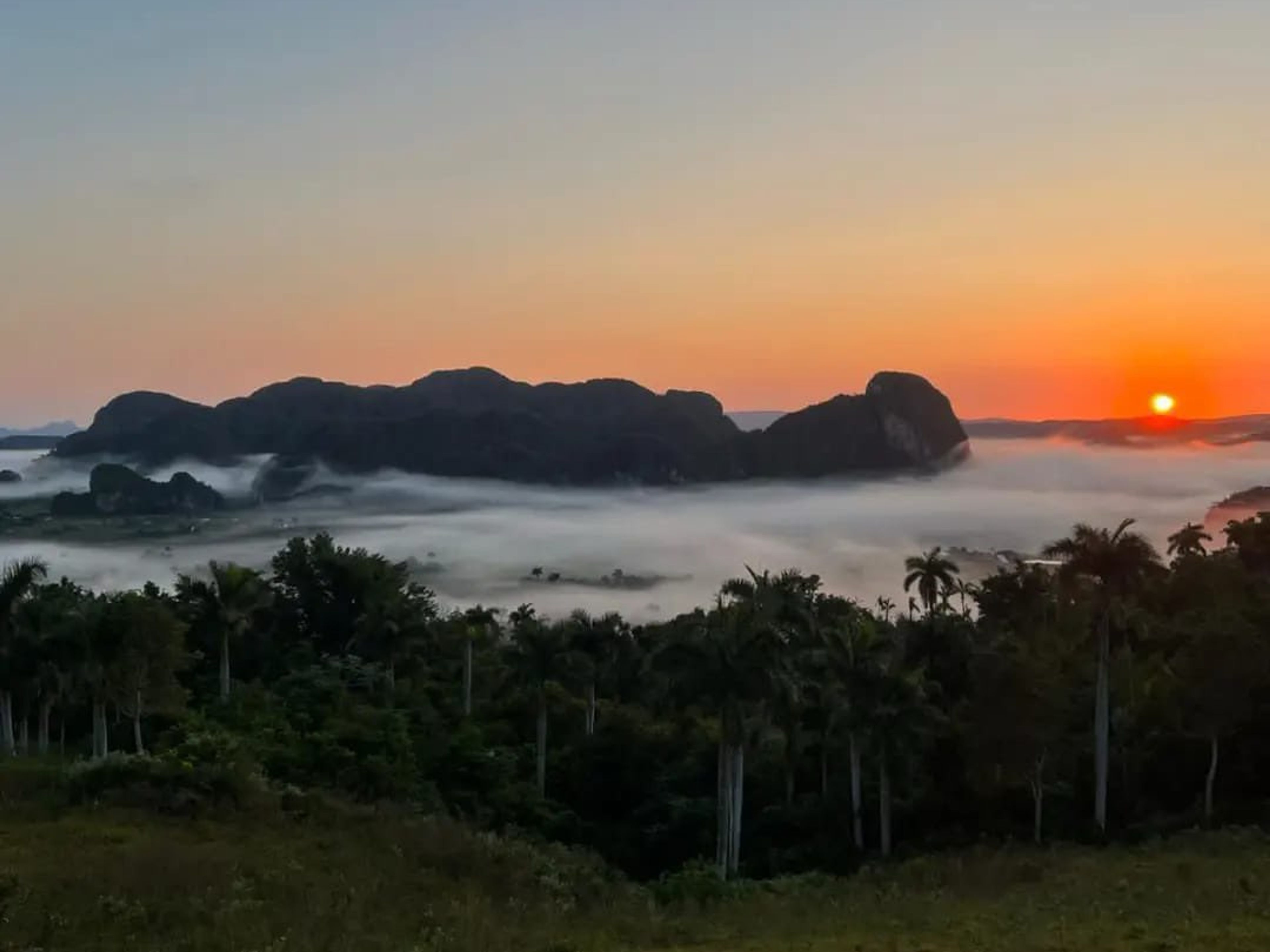 Tour "VIVI UN'ALBA MOZZAFIATO NELLA VALLE DI VIÑALES, UNA SPETTACOLARE VISTA SUI MOGOTES". EXPERIENCE A BREATHTAKING SUNRISE IN THE VIÑALES VALLEY, A SPECTACULAR OVER THE MOGOTES” Tour, Viñales Valley, Pinar del Río, Cuba.