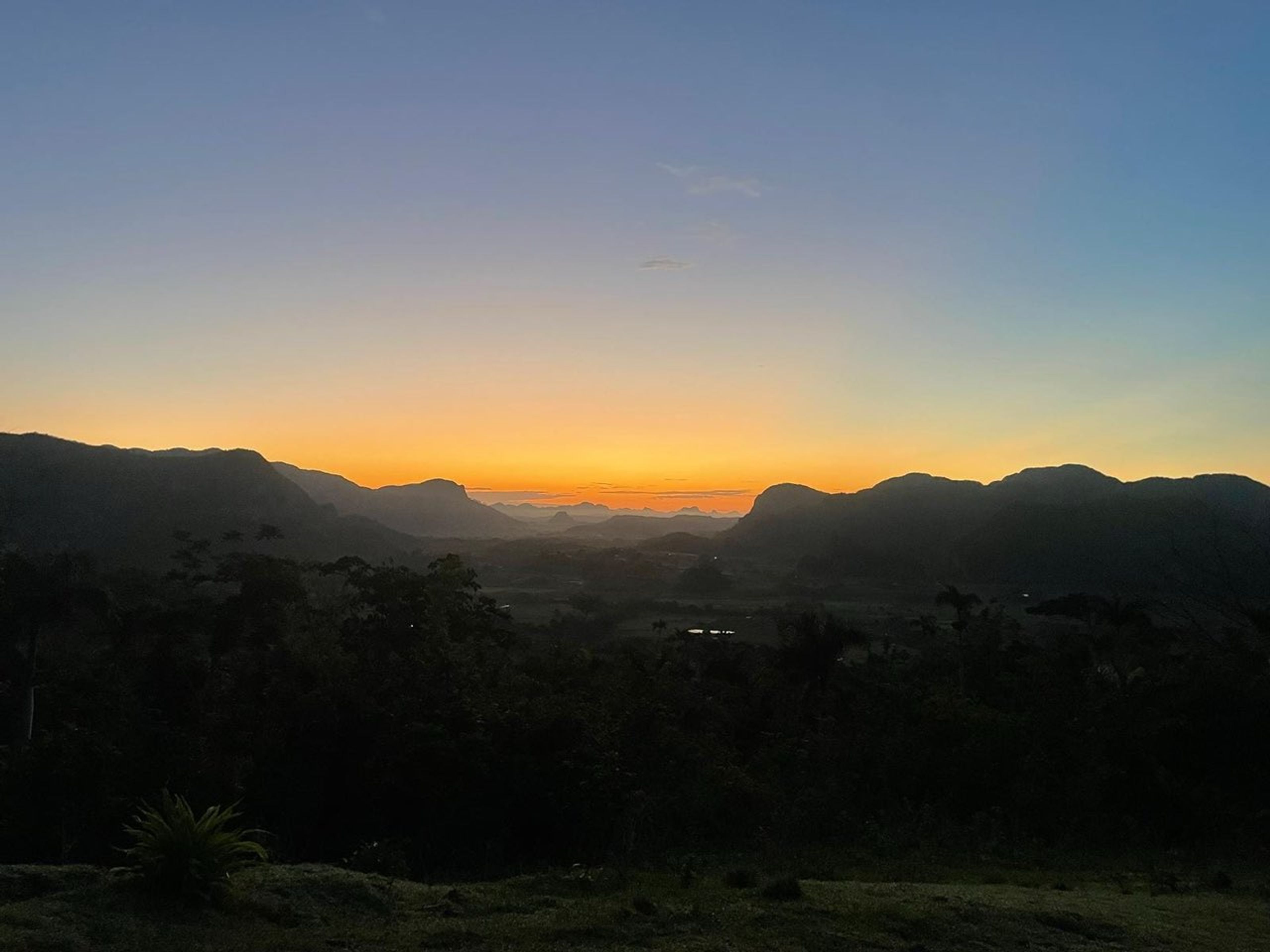 Tour "VIVI UN'ALBA MOZZAFIATO NELLA VALLE DI VIÑALES, UNA SPETTACOLARE VISTA SUI MOGOTES". EXPERIENCE A BREATHTAKING SUNRISE IN THE VIÑALES VALLEY, A SPECTACULAR OVER THE MOGOTES” Tour, Viñales Valley, Pinar del Río, Cuba.