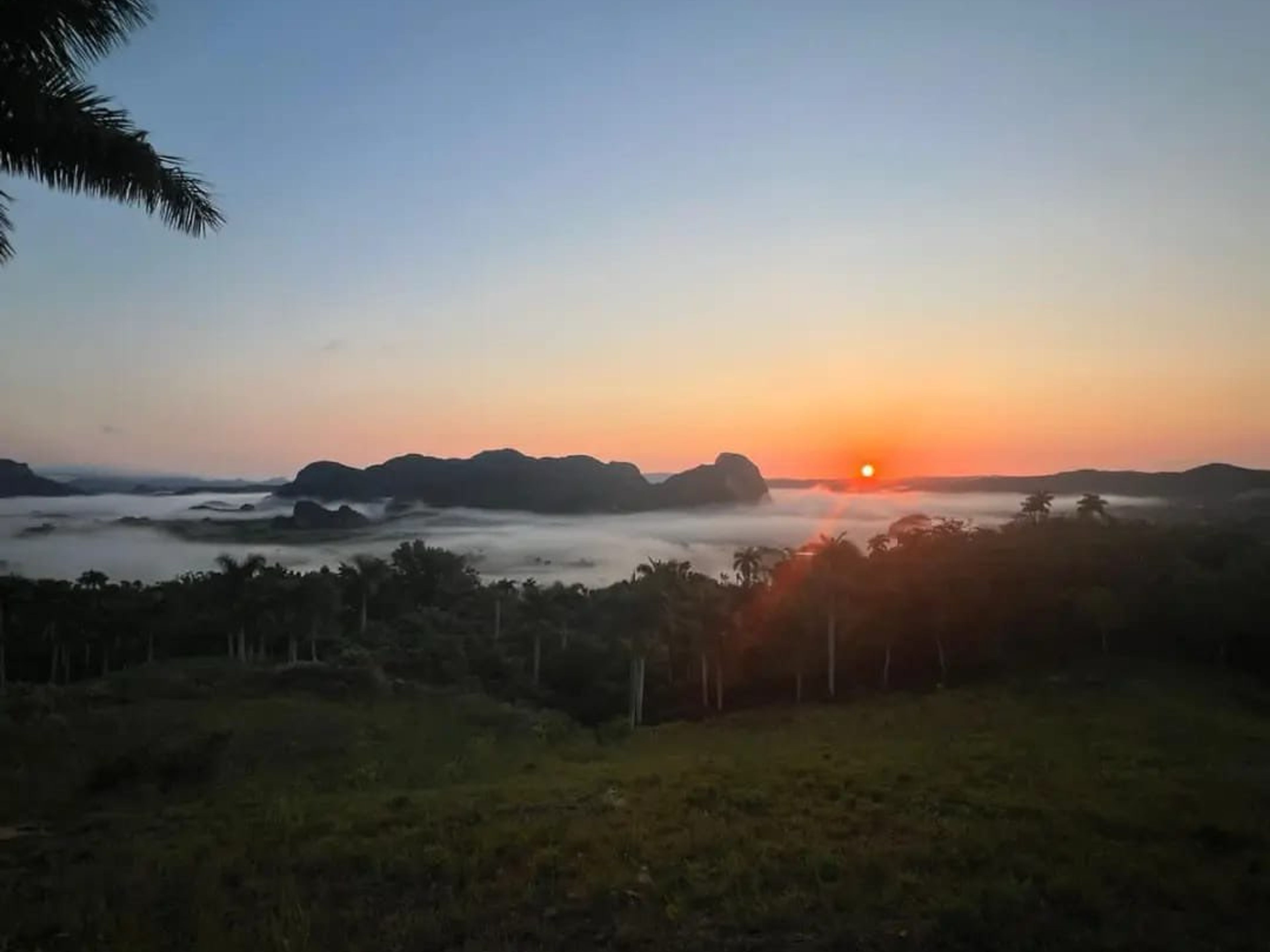 "ERLEBEN SIE EINEN ATEMBERAUBENDEN SONNENAUFGANG IM VIÑALES-TAL, EIN SPEKTAKULÄRES ERLEBNIS ÜBER DEN MOGOTES" Tour. EXPERIENCE A BREATHTAKING SUNRISE IN THE VIÑALES VALLEY, A SPECTACULAR OVER THE MOGOTES” Tour, Viñales Valley, Pinar del Río, Cuba.