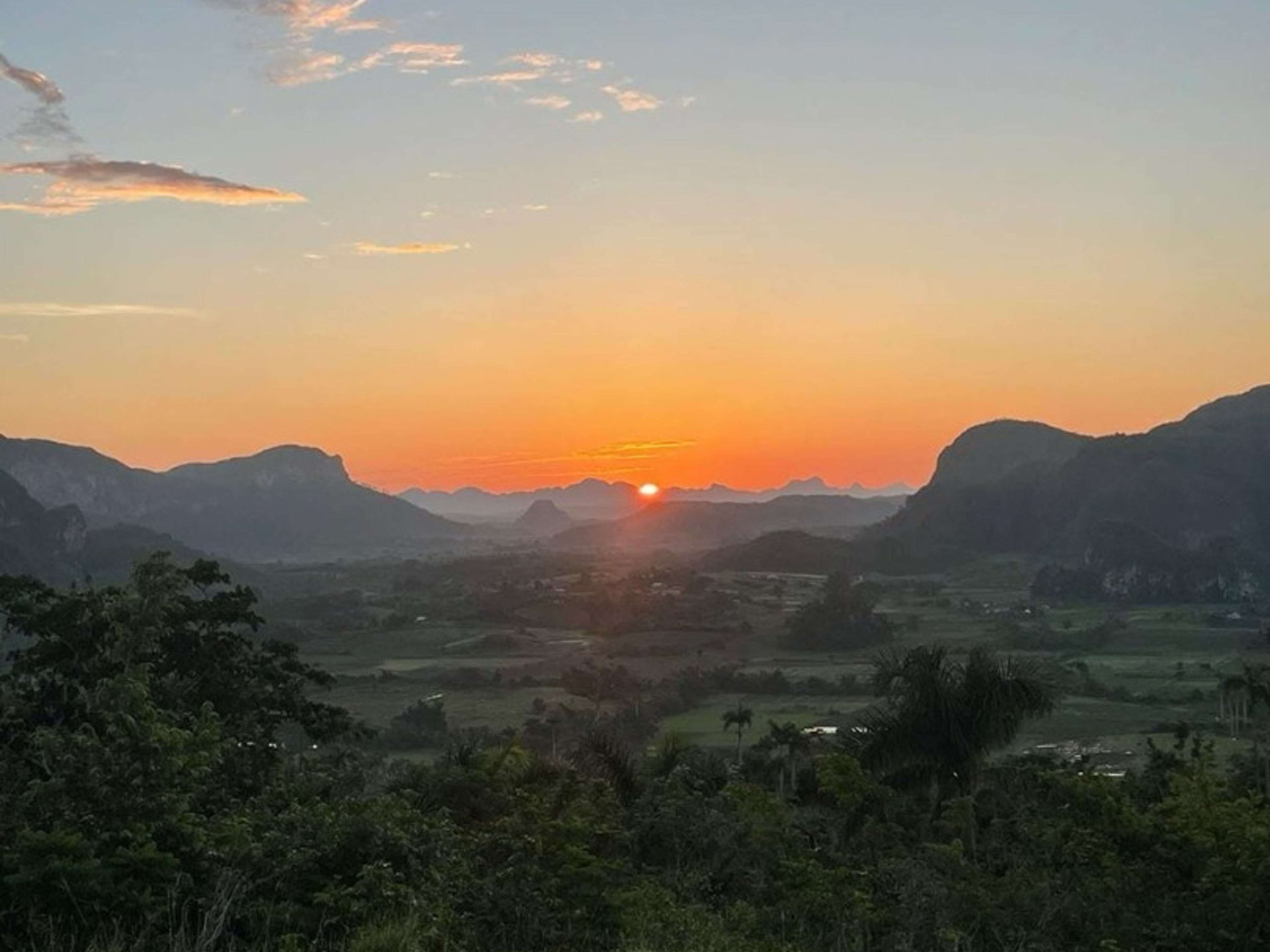 Tour "VIVI UN'ALBA MOZZAFIATO NELLA VALLE DI VIÑALES, UNA SPETTACOLARE VISTA SUI MOGOTES". EXPERIENCE A BREATHTAKING SUNRISE IN THE VIÑALES VALLEY, A SPECTACULAR OVER THE MOGOTES” Tour, Viñales Valley, Pinar del Río, Cuba.