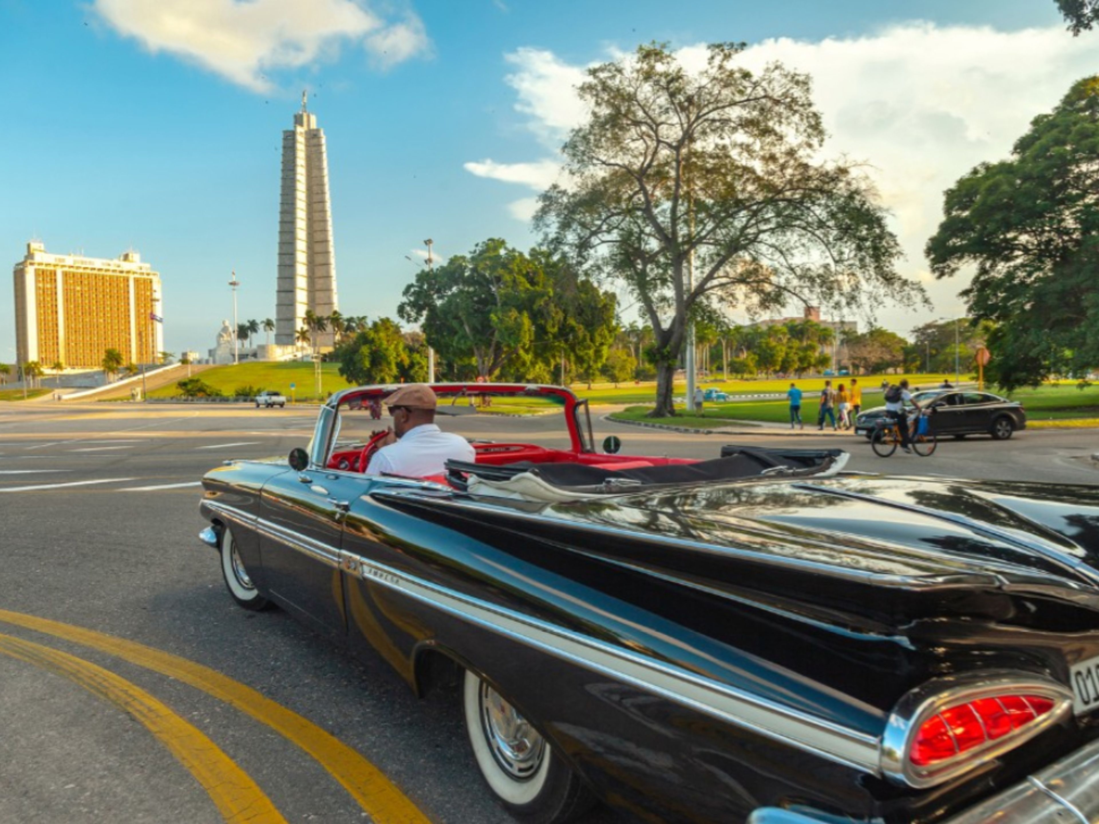 "OLD HAVANA + MODERN HAVANA IN AMERICAN CONVERTIBLE CLASSIC CARS (OPEN TOP)" Private Tour