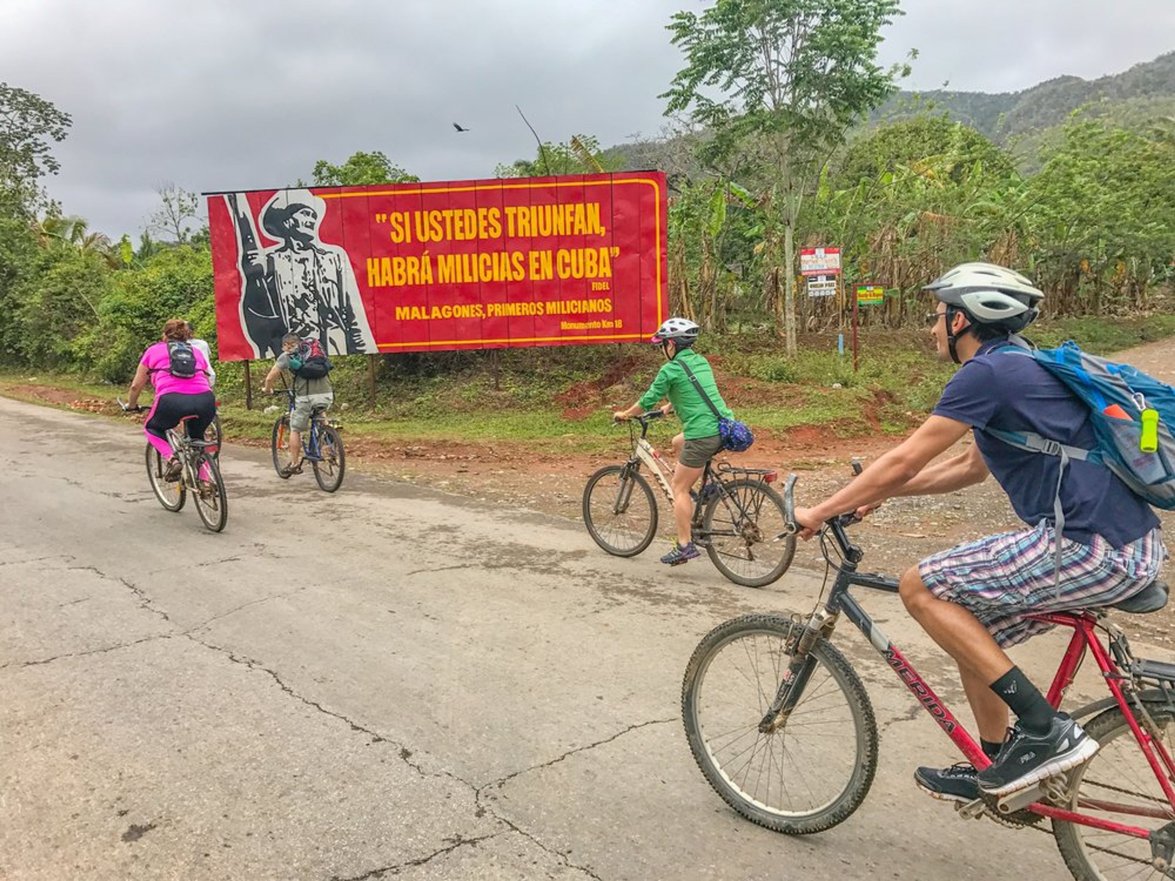 "Escursione in bicicletta al fiume Resbaloso". Cycling to Resvaloso River, Viñales valley National Park, declared a Cultural Heritage Site by UNESCO, Pinar del Río