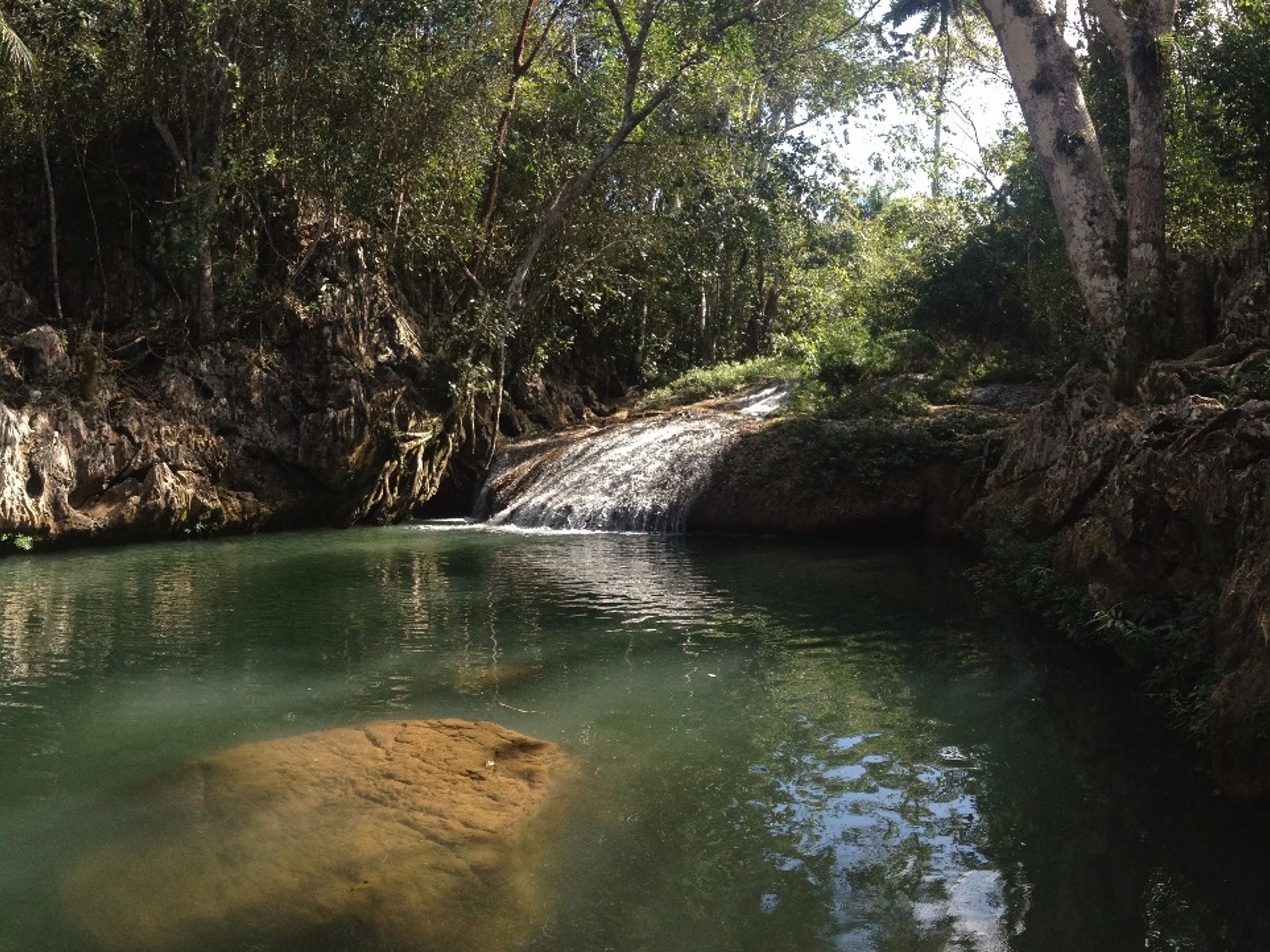 "Escursione in bicicletta al fiume Resbaloso". Resvaloso River panoramic view, Viñales valley National Park, Pinar del Río