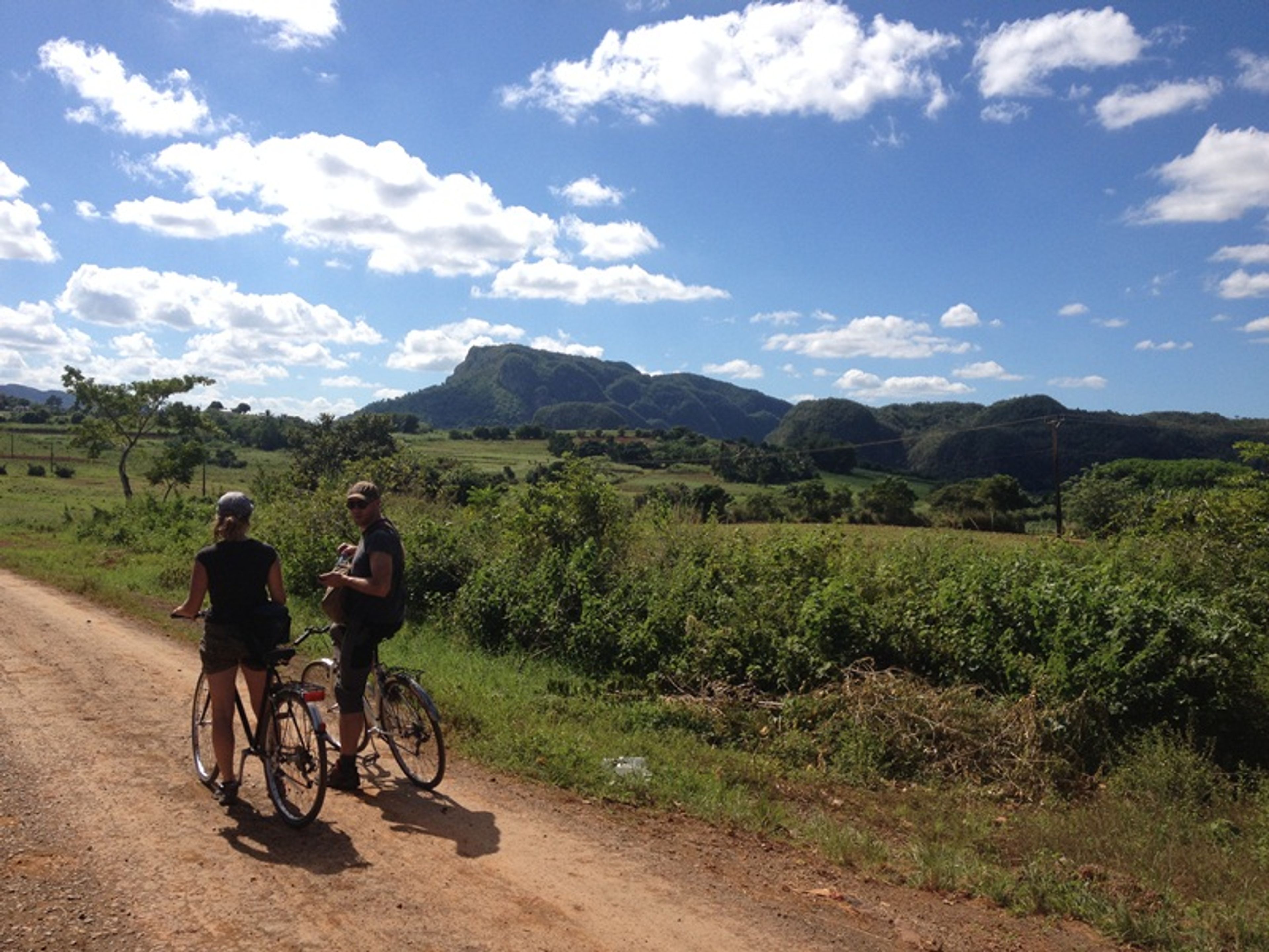 "Escursione in bicicletta al fiume Resbaloso". Cycling to Resvaloso River, Viñales valley National Park, declared a Cultural Heritage Site by UNESCO, Pinar del Río