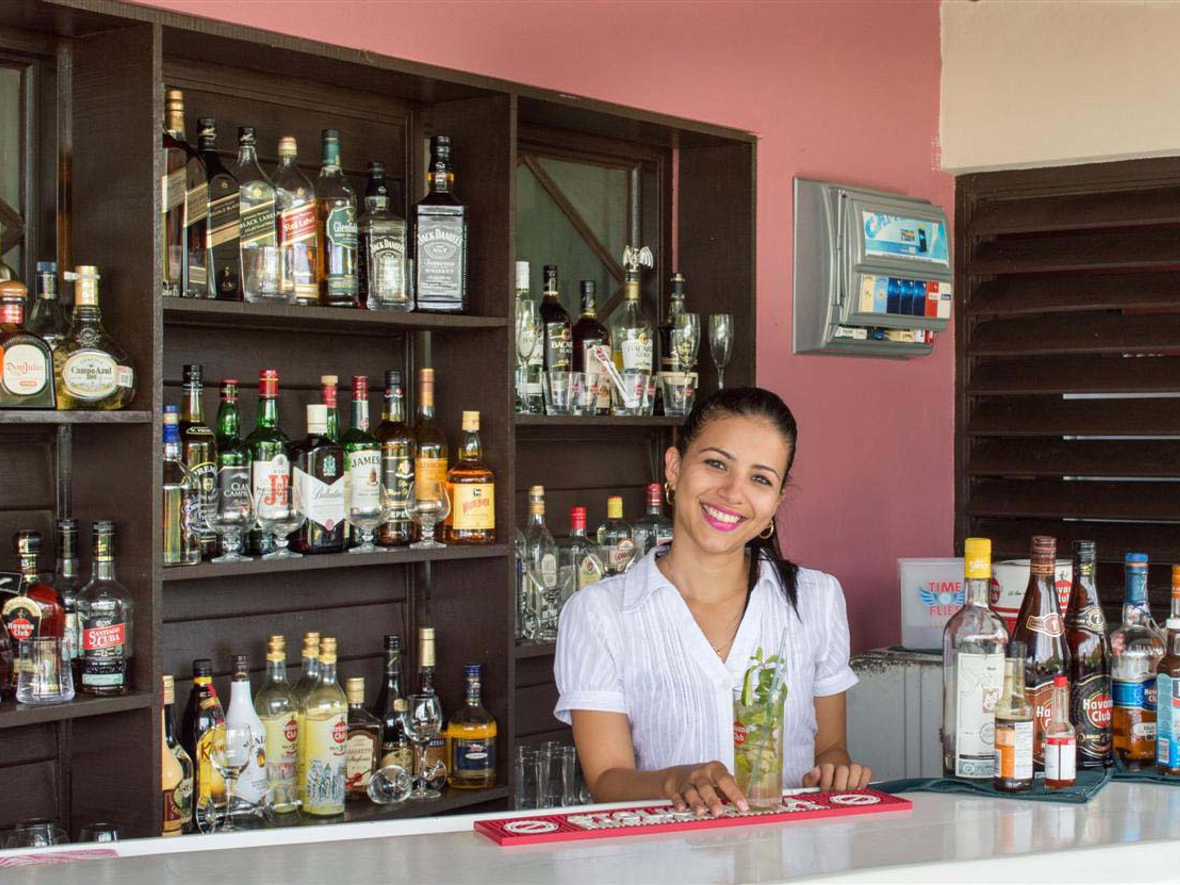 “Camagüey, Back to 50´s” tour. Lunch service at Rocola Club, Camagüey city