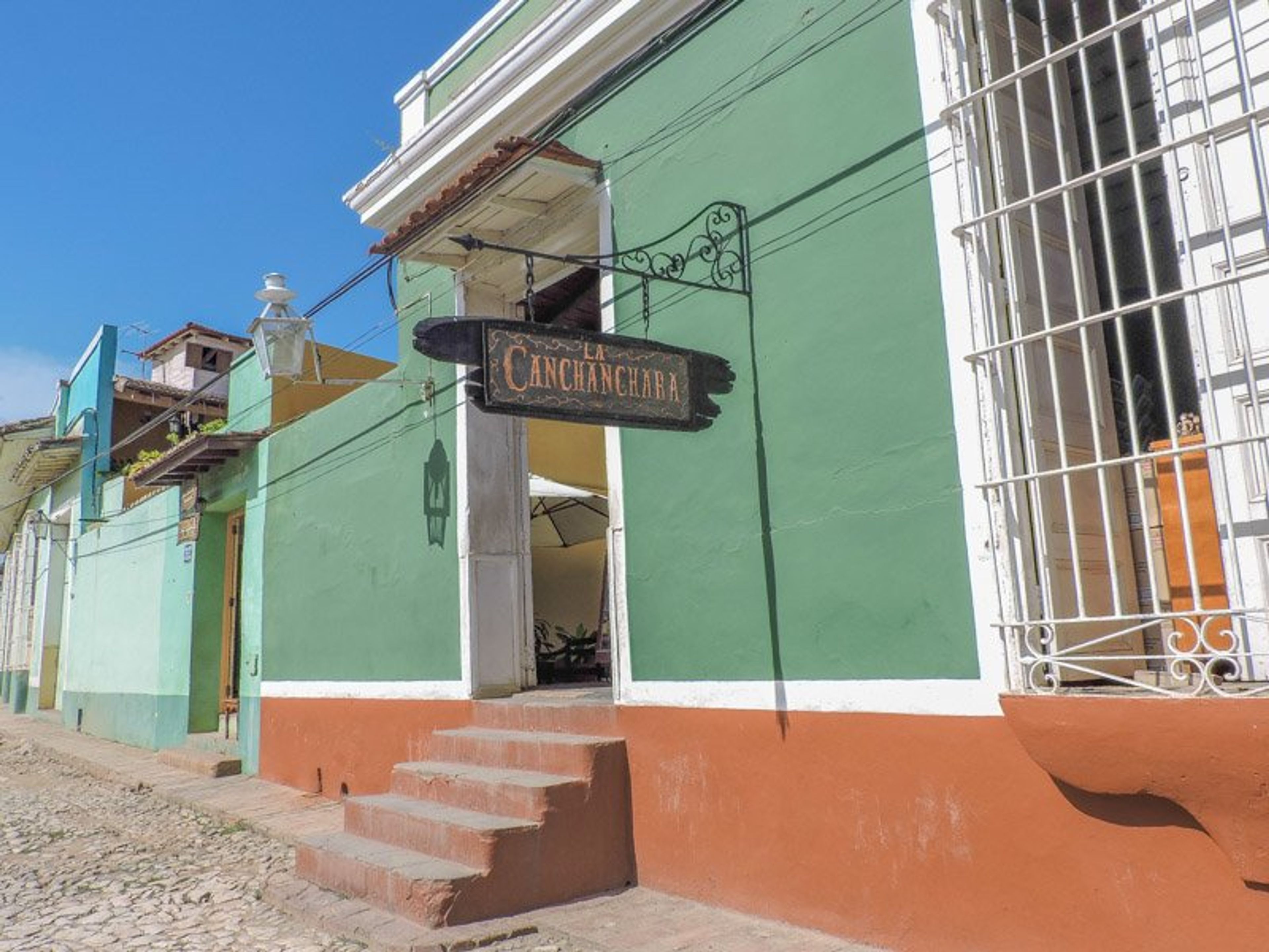 Excursão "BARES NA NOITE TRINITÁRIA". La Canchanchara Bar, The most famous bar in trinidad. La Canchanchara is a traditional Cuban cocktail made of Aguardiente, lime juice, and honey.