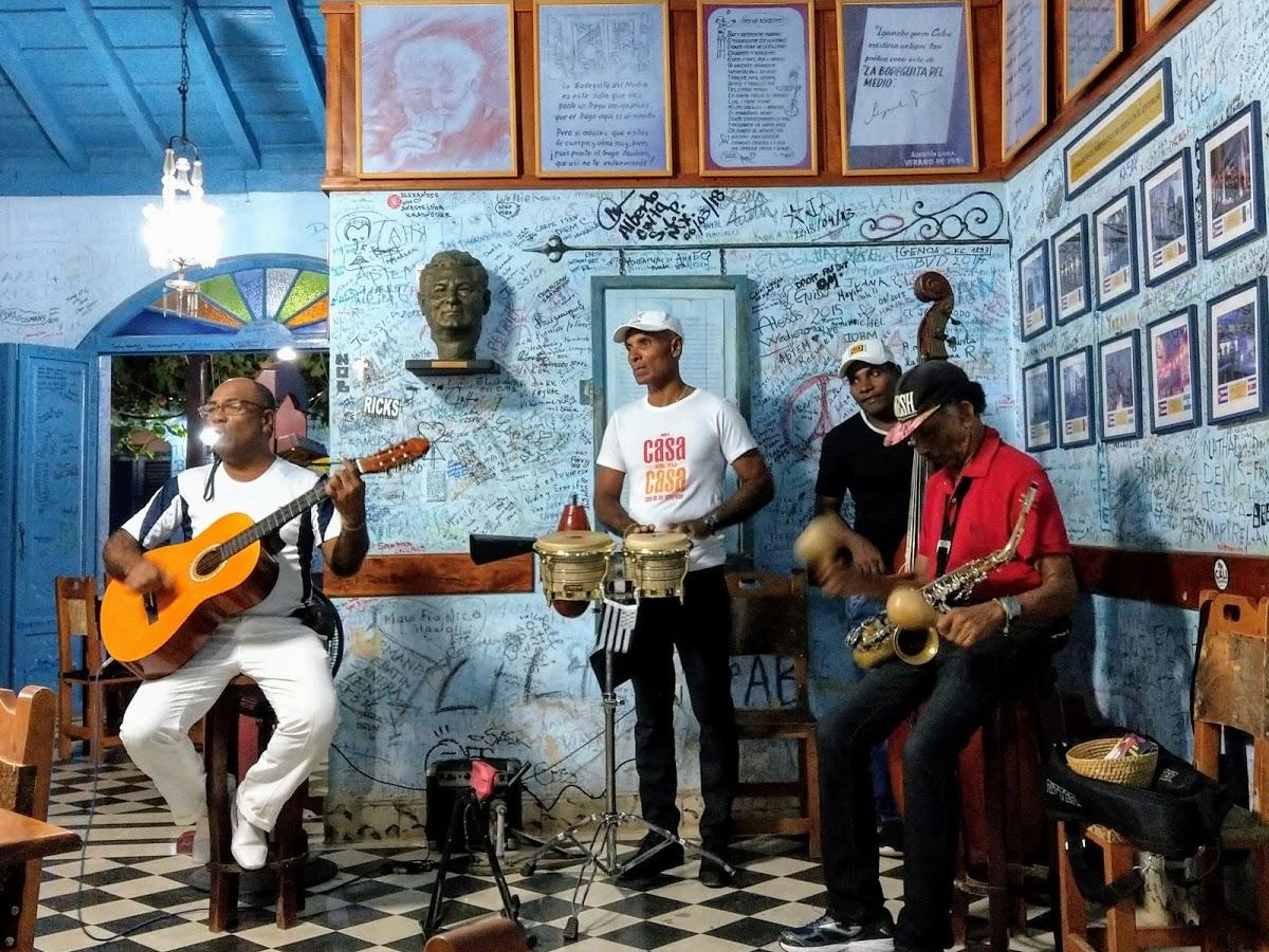 Excursión "TOUR DE BARES EN LA NOCHE TRINITARIA". La Bodeguita del Medio restaurant, Trinidad Old City, UNESCO World Heritage Site, Sancti Spíritus, Cuba.