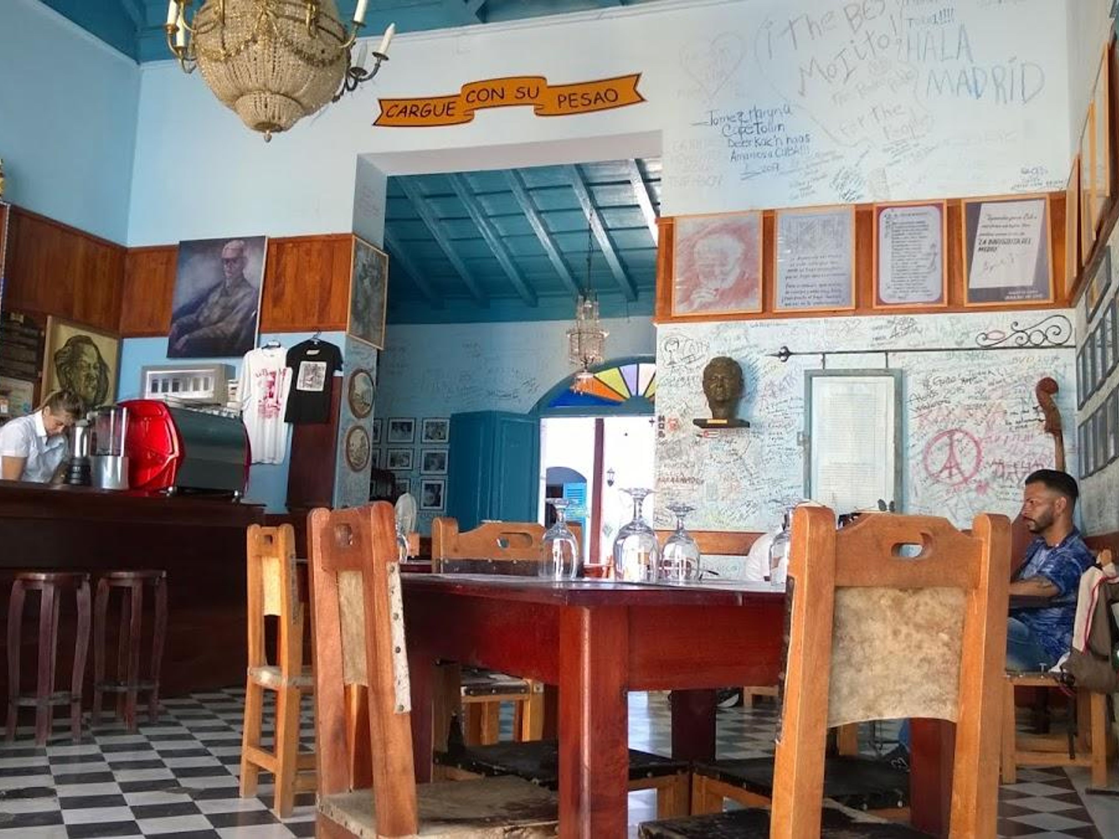 Excursión "TOUR DE BARES EN LA NOCHE TRINITARIA". La Bodeguita del Medio restaurant, Trinidad Old City, UNESCO World Heritage Site, Sancti Spíritus, Cuba.
