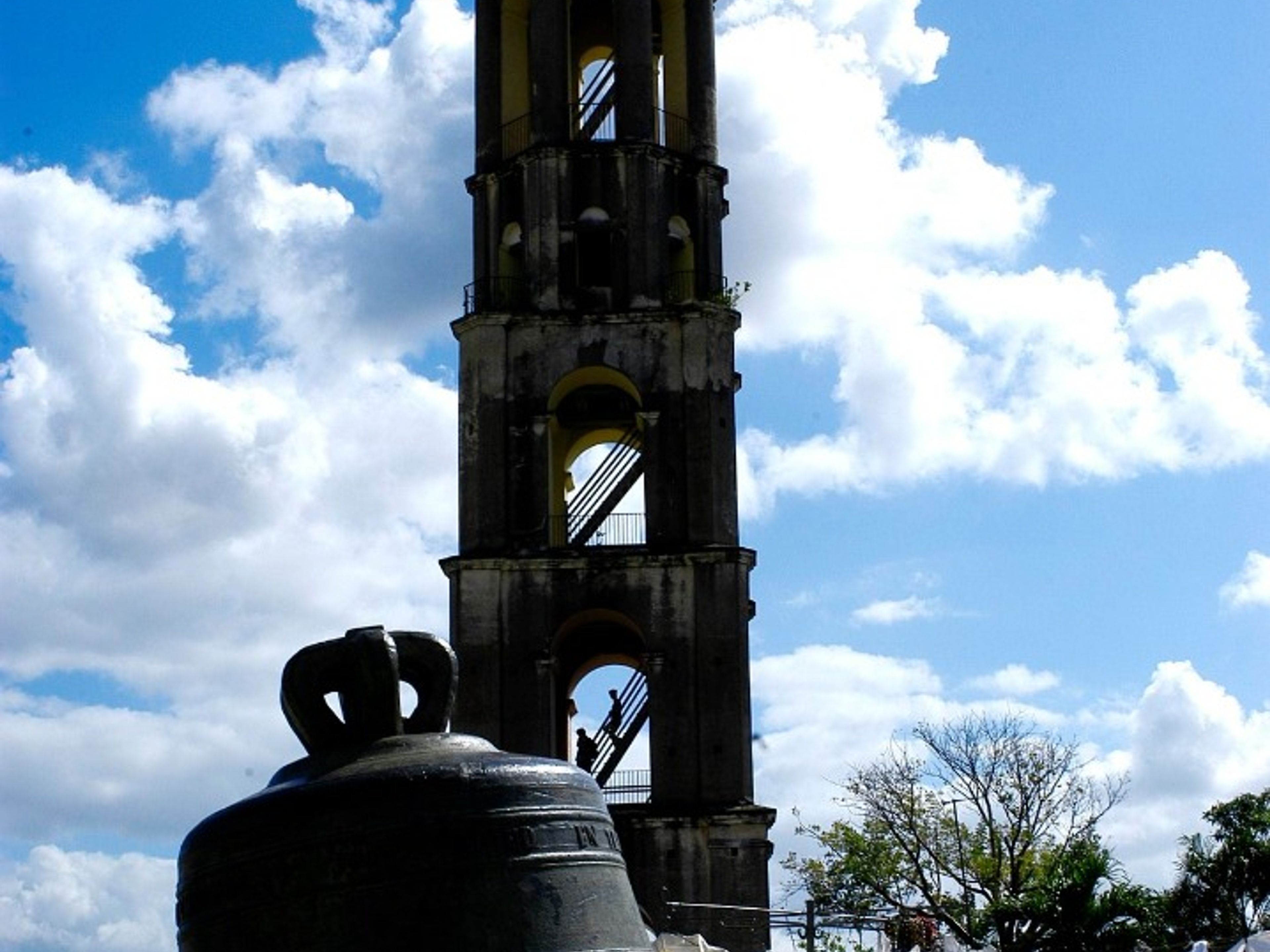 Serviços de transferência colectiva “CONECTANDO CUBA: HAVANA / CIENFUEGOS / TRINIDAD“ (CC4 - A). The Manaca Iznaga tower national monument panoramic view, Trinidad, Cuba.
