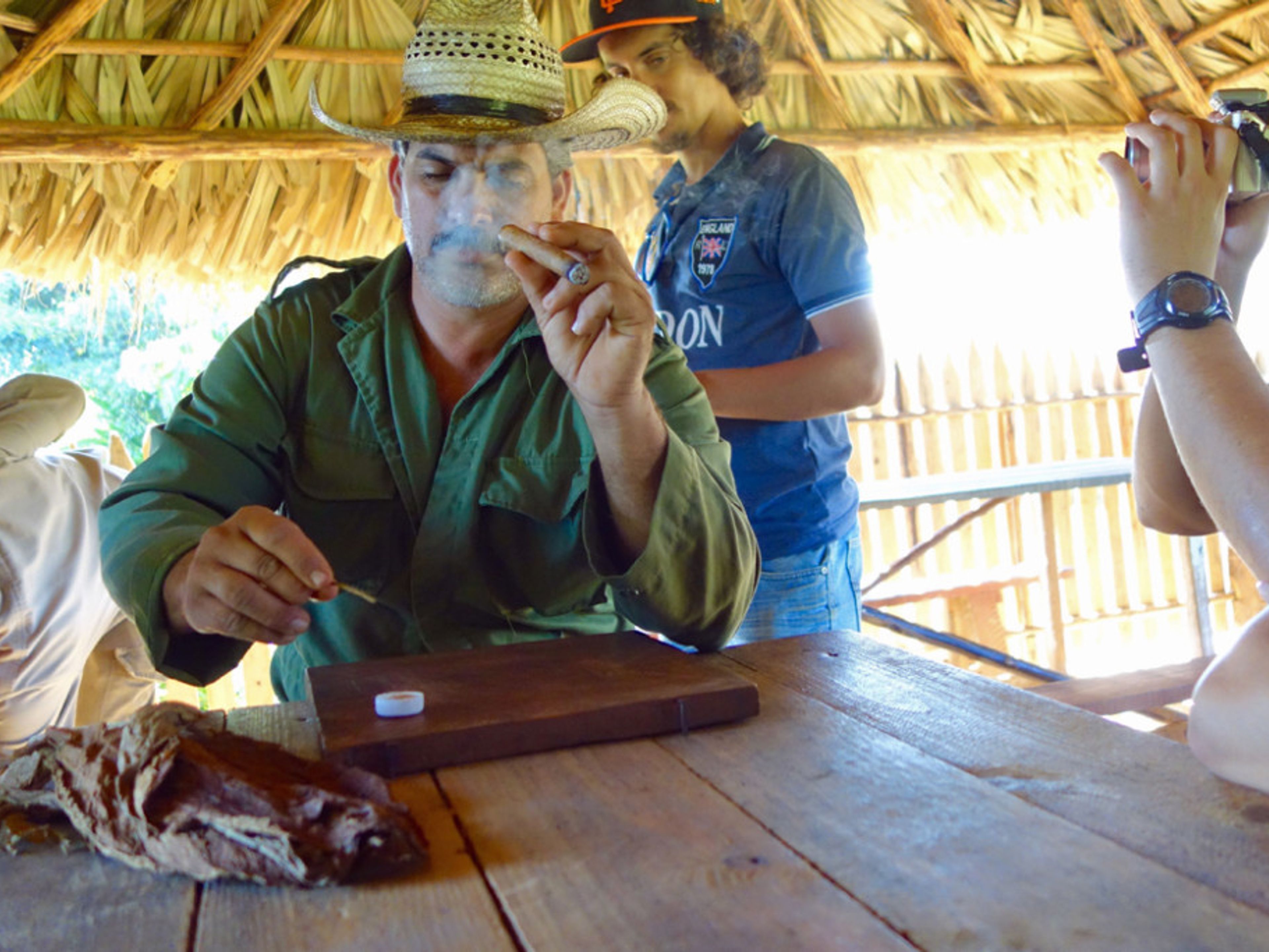 Tour "REITEN DURCH DAS VALLE DEL PALMARITO". A Cuban farmer and cigar roller, a traditional cuban farm, the manufacture of the cigar, Viñales valley